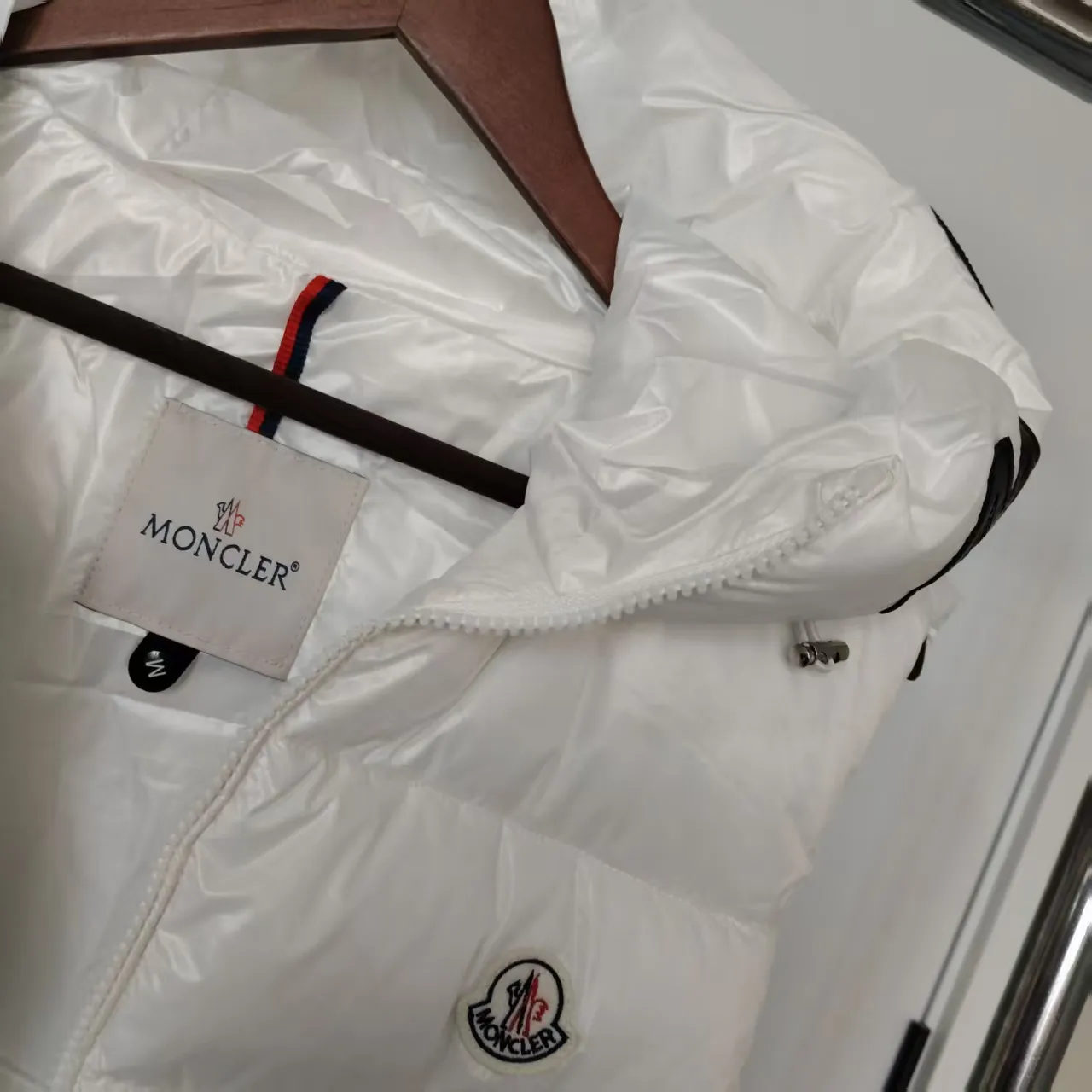 P680 🇫🇷𝐌𝐎𝐍𝐂𝐋𝐄𝐑 ⬆️🆕Mo＊cⅠer Hooded Web Lettered Down Vest Made of polyester, the down vest is an example of Moner's commitment to using low environmental impact materials. What a sense of detail! ! Fried chicken stick with upper body effect! Color: black, white Size: m-5XL