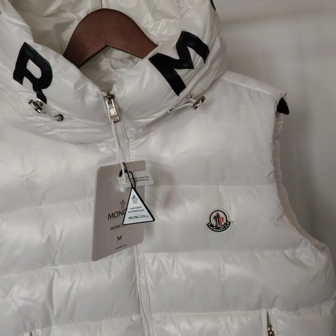 P680 🇫🇷𝐌𝐎𝐍𝐂𝐋𝐄𝐑 ⬆️🆕Mo＊cⅠer Hooded Web Lettered Down Vest Made of polyester, the down vest is an example of Moner's commitment to using low environmental impact materials. What a sense of detail! ! Fried chicken stick with upper body effect! Color: black, white Size: m-5XL