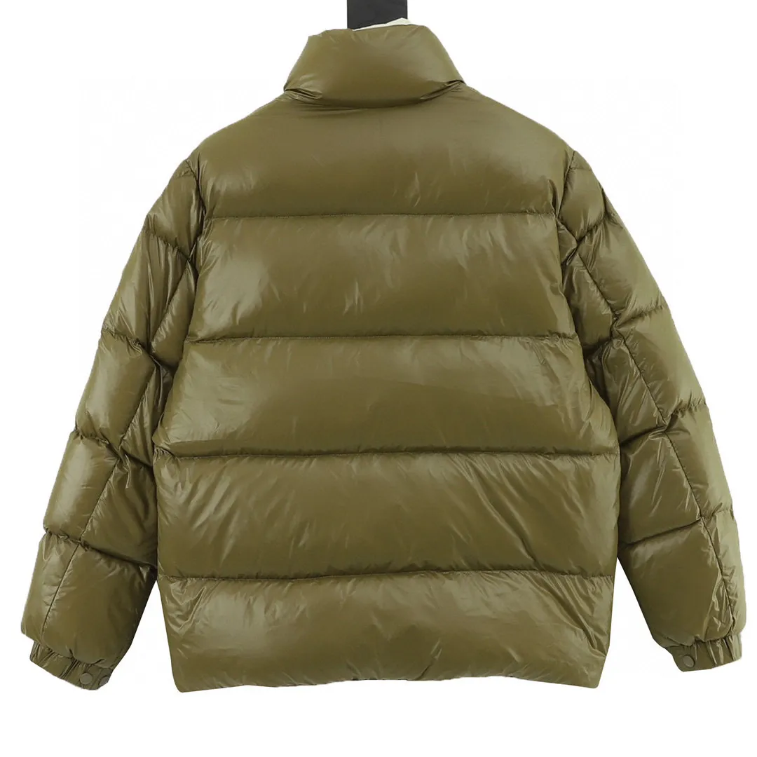 P920 top version 𝐦𝐨𝐧𝐜𝐥𝐞𝐫 Moncler1952 European limited men's short down jacket with three continents towel embroidered logo. High-end velvet filling. Extremely full and lightweight. The barcode model number corresponds to the official website. The tag has built-in NFC inductor anti-counterfeiting. Supports multiple anti-counterfeiting verifications. 1952This men's short down jacket is crafted from crisp fabric with a bold glossy finish.  Product details: The 1952 down jacket is made of functional glossy nylon fabric, which is comfortable and warm without being heavy. Chenille logo patch highlights the essence of the brand Details: • Made of super laqué fabric • Nylon laqué lining • Filled down • Stand collar • Zipper and snap closure • Zippered pockets • Adjustable cuffs • Drawstring hem • Chenille logo patch Style number: A101# Color: Black Off-white Green size: 1-5