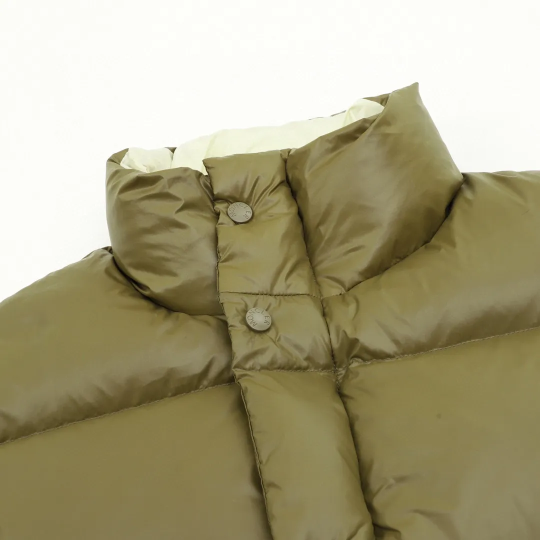 P920 top version 𝐦𝐨𝐧𝐜𝐥𝐞𝐫 Moncler1952 European limited men's short down jacket with three continents towel embroidered logo. High-end velvet filling. Extremely full and lightweight. The barcode model number corresponds to the official website. The tag has built-in NFC inductor anti-counterfeiting. Supports multiple anti-counterfeiting verifications. 1952This men's short down jacket is crafted from crisp fabric with a bold glossy finish.  Product details: The 1952 down jacket is made of functional glossy nylon fabric, which is comfortable and warm without being heavy. Chenille logo patch highlights the essence of the brand Details: • Made of super laqué fabric • Nylon laqué lining • Filled down • Stand collar • Zipper and snap closure • Zippered pockets • Adjustable cuffs • Drawstring hem • Chenille logo patch Style number: A101# Color: Black Off-white Green size: 1-5