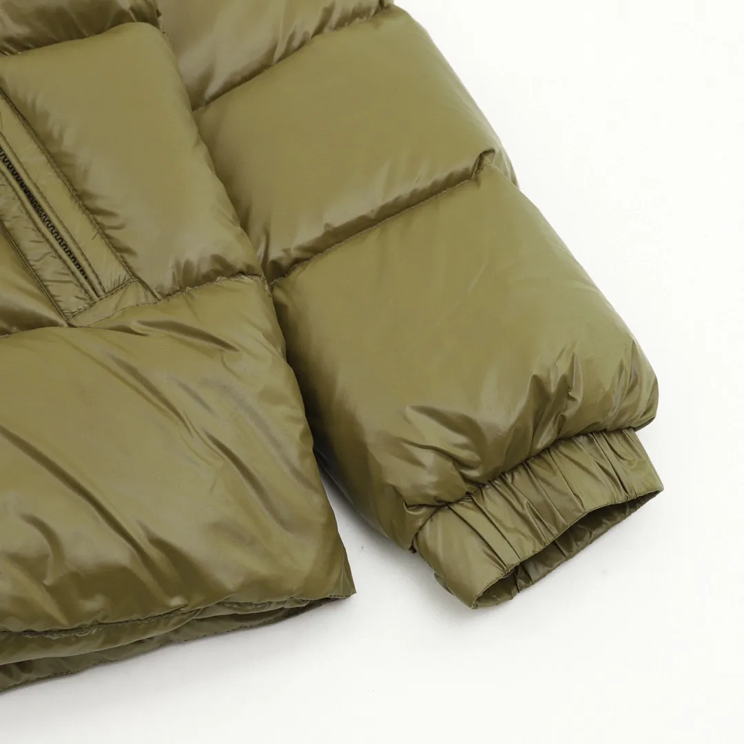 P920 top version 𝐦𝐨𝐧𝐜𝐥𝐞𝐫 Moncler1952 European limited men's short down jacket with three continents towel embroidered logo. High-end velvet filling. Extremely full and lightweight. The barcode model number corresponds to the official website. The tag has built-in NFC inductor anti-counterfeiting. Supports multiple anti-counterfeiting verifications. 1952This men's short down jacket is crafted from crisp fabric with a bold glossy finish.  Product details: The 1952 down jacket is made of functional glossy nylon fabric, which is comfortable and warm without being heavy. Chenille logo patch highlights the essence of the brand Details: • Made of super laqué fabric • Nylon laqué lining • Filled down • Stand collar • Zipper and snap closure • Zippered pockets • Adjustable cuffs • Drawstring hem • Chenille logo patch Style number: A101# Color: Black Off-white Green size: 1-5