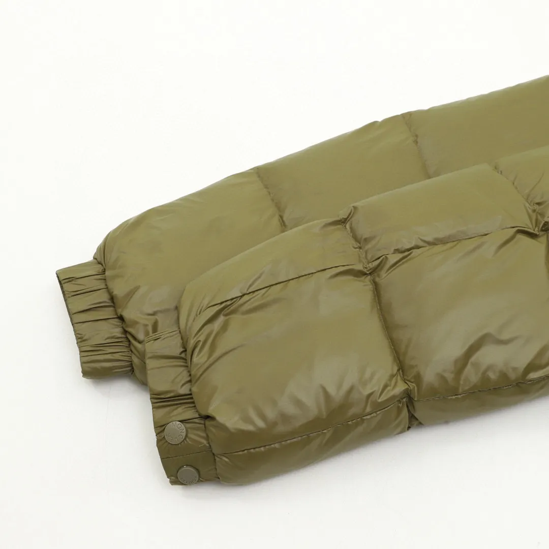 P920 top version 𝐦𝐨𝐧𝐜𝐥𝐞𝐫 Moncler1952 European limited men's short down jacket with three continents towel embroidered logo. High-end velvet filling. Extremely full and lightweight. The barcode model number corresponds to the official website. The tag has built-in NFC inductor anti-counterfeiting. Supports multiple anti-counterfeiting verifications. 1952This men's short down jacket is crafted from crisp fabric with a bold glossy finish.  Product details: The 1952 down jacket is made of functional glossy nylon fabric, which is comfortable and warm without being heavy. Chenille logo patch highlights the essence of the brand Details: • Made of super laqué fabric • Nylon laqué lining • Filled down • Stand collar • Zipper and snap closure • Zippered pockets • Adjustable cuffs • Drawstring hem • Chenille logo patch Style number: A101# Color: Black Off-white Green size: 1-5