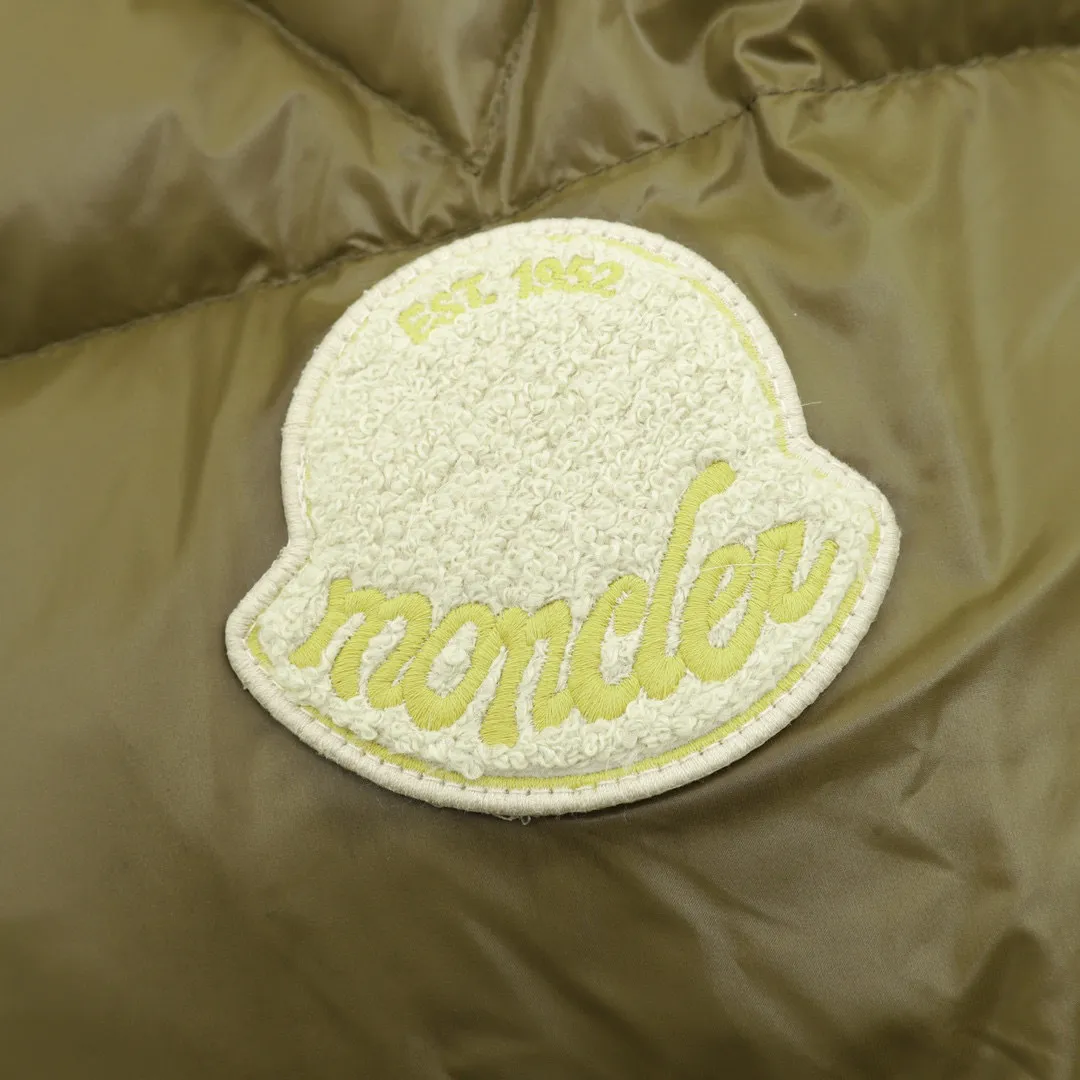 P920 top version 𝐦𝐨𝐧𝐜𝐥𝐞𝐫 Moncler1952 European limited men's short down jacket with three continents towel embroidered logo. High-end velvet filling. Extremely full and lightweight. The barcode model number corresponds to the official website. The tag has built-in NFC inductor anti-counterfeiting. Supports multiple anti-counterfeiting verifications. 1952This men's short down jacket is crafted from crisp fabric with a bold glossy finish.  Product details: The 1952 down jacket is made of functional glossy nylon fabric, which is comfortable and warm without being heavy. Chenille logo patch highlights the essence of the brand Details: • Made of super laqué fabric • Nylon laqué lining • Filled down • Stand collar • Zipper and snap closure • Zippered pockets • Adjustable cuffs • Drawstring hem • Chenille logo patch Style number: A101# Color: Black Off-white Green size: 1-5