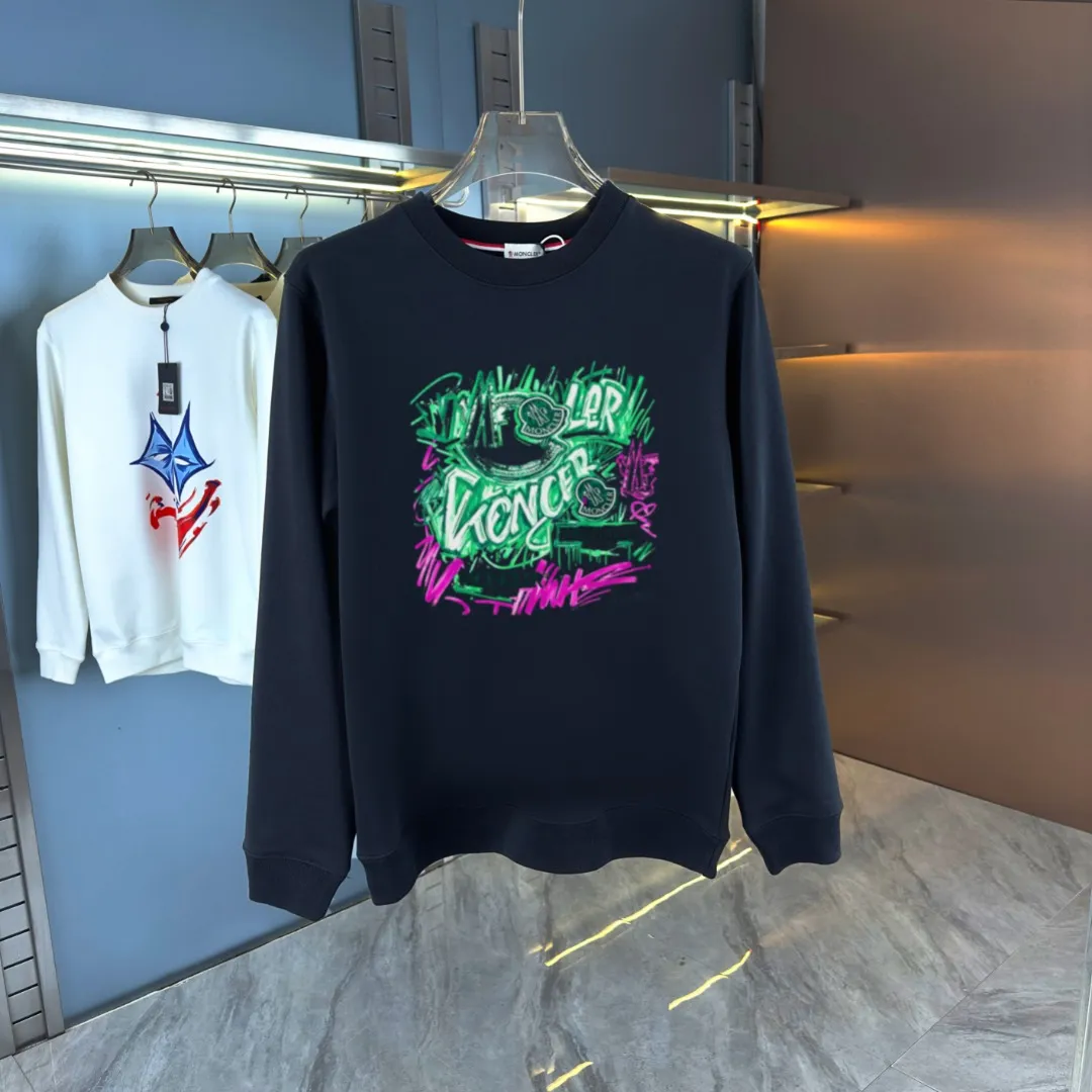 P210 high version sweatshirt) 📦With exclusive packaging📦 [Long-term ready stock] Upgraded version "Mobile phone smart sensor ~ NFC chip armband ~ Directly to the official website for anti-counterfeiting" 〖 𝐌𝐎𝐍𝐂𝐋𝐄𝐑 ~ Mouth covering〗 2025 new high quality, using 450 grams of heavyweight fabric Different from the market currency, you can mix and match everything at will and you will be handsome😎The whole clothes is made of double waistcoats. The double waistcoats make the whole dress more three-dimensional. It is not an ordinary factory that can do such fine work. 2025 autumn and winter new style, on sale at the counter, exquisite printed round neck terry sweatshirt. High-end double-ply cotton. Customized stretch ribs are dyed in the same vat. Three standards are complete. It is matched with digital printing patterns and is very breathable. Same style for men and women. Color: black, white, apricot. Size: S M L XL 2XL