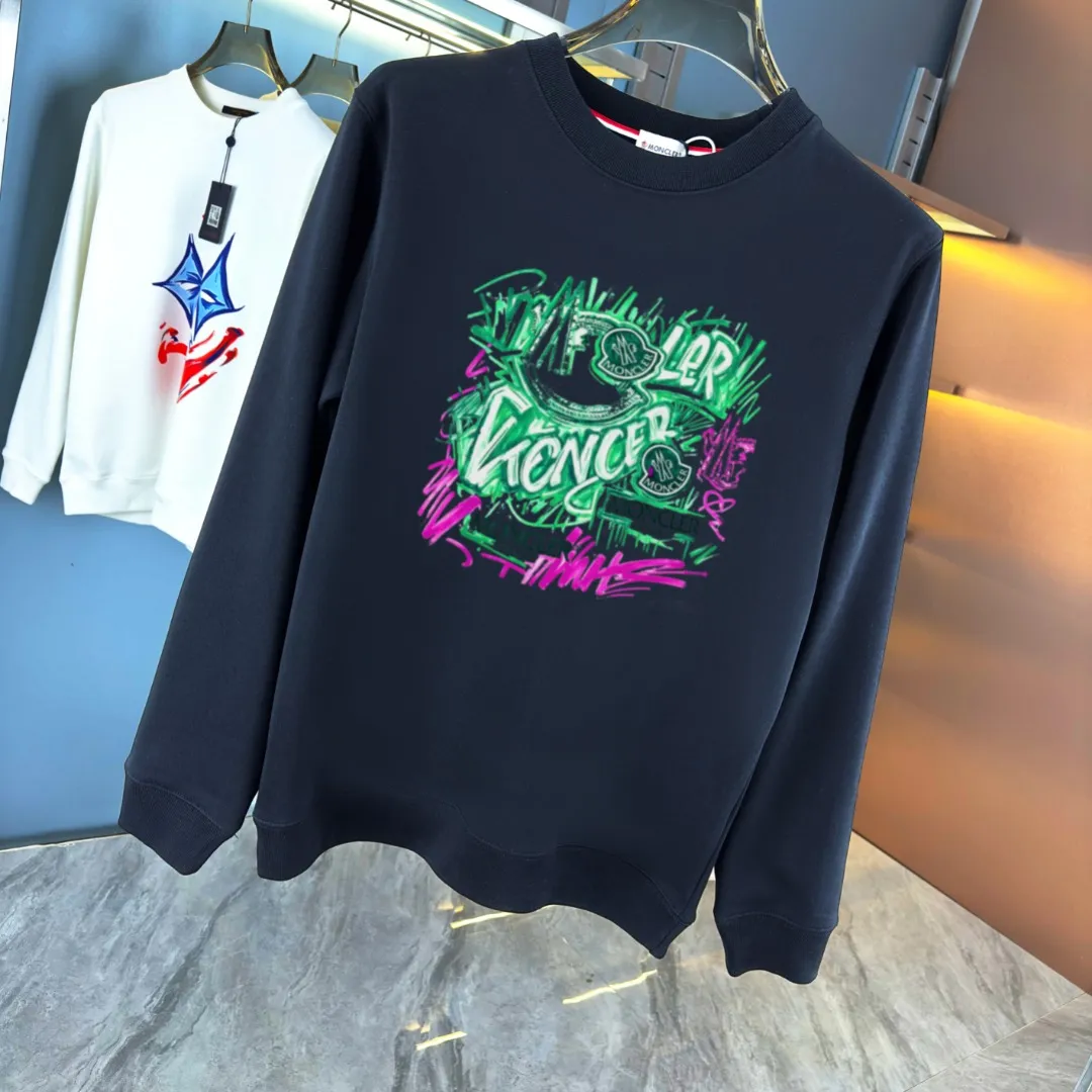 P210 high version sweatshirt) 📦With exclusive packaging📦 [Long-term ready stock] Upgraded version "Mobile phone smart sensor ~ NFC chip armband ~ Directly to the official website for anti-counterfeiting" 〖 𝐌𝐎𝐍𝐂𝐋𝐄𝐑 ~ Mouth covering〗 2025 new high quality, using 450 grams of heavyweight fabric Different from the market currency, you can mix and match everything at will and you will be handsome😎The whole clothes is made of double waistcoats. The double waistcoats make the whole dress more three-dimensional. It is not an ordinary factory that can do such fine work. 2025 autumn and winter new style, on sale at the counter, exquisite printed round neck terry sweatshirt. High-end double-ply cotton. Customized stretch ribs are dyed in the same vat. Three standards are complete. It is matched with digital printing patterns and is very breathable. Same style for men and women. Color: black, white, apricot. Size: S M L XL 2XL