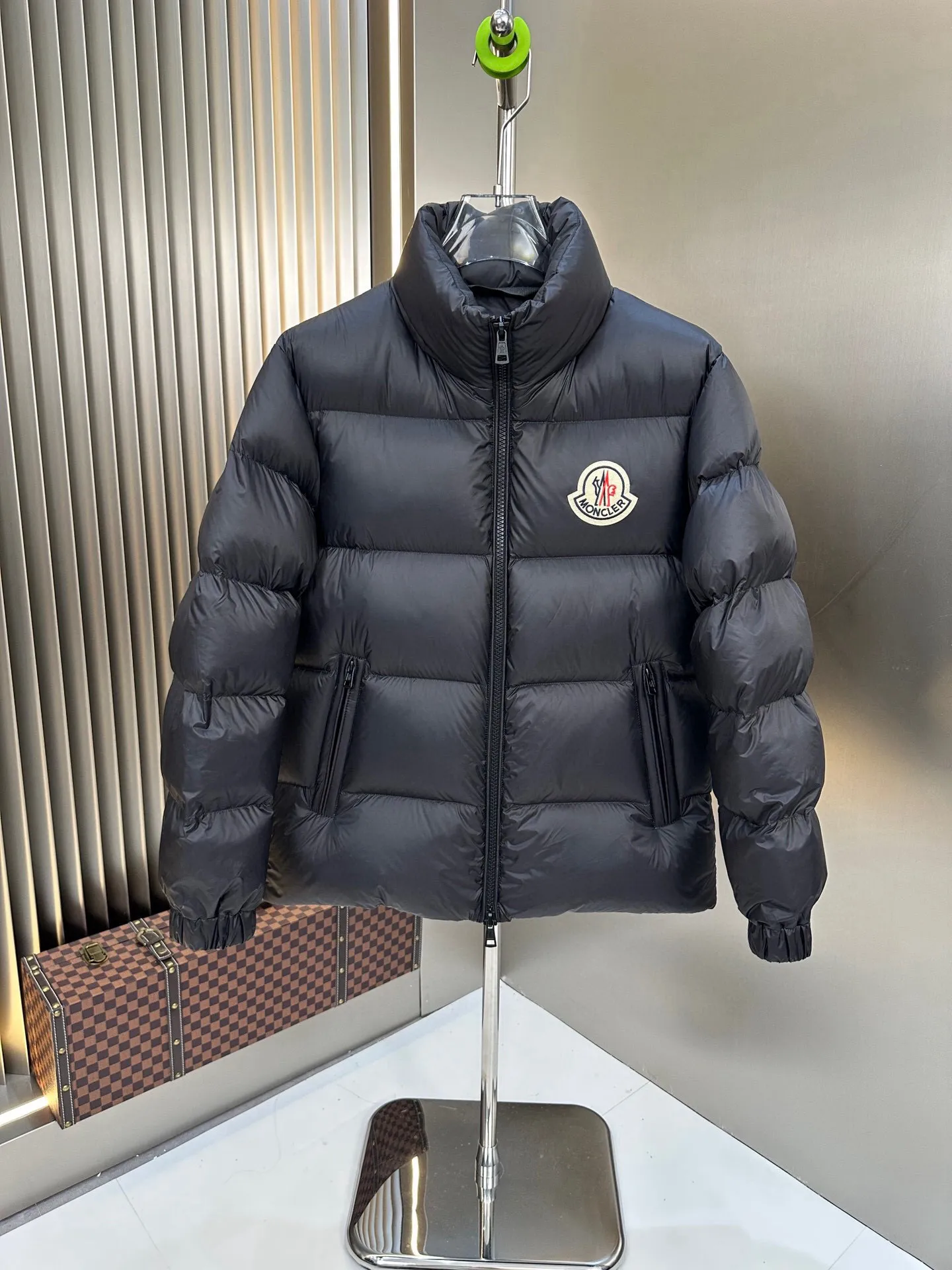 P740. 💎 Absolutely the lowest price on the entire internet💎 Special king fried ⬆️Moncler Citala short men's. Looking at it, none of the market versions can match a ton of special European gooseneck velvet filling. With a fill power of 850+, I am twice as thick as the market version, but twice as light. (⚠️ Hot color matching, small inventory, order expedited) Citala men's short down is made of lightweight fabric in pop colors, emphasizing the youthfulness of the collection.  Citala down is made from lightweight nylon fabric and longue saison lining, making it comfortable and warm without being bulky. This cropped style has a comfortable fit, a signature high collar and a gingham-stitched silhouette. Details •Made from lightweight nylon fabric •Longue saison lining •Down filling (⚠️Premium goose down) •Stand collar •Zip closure •Zip pockets •Elastic cuffs and hem •Felt logo patch Size : 1-5 Couple size.