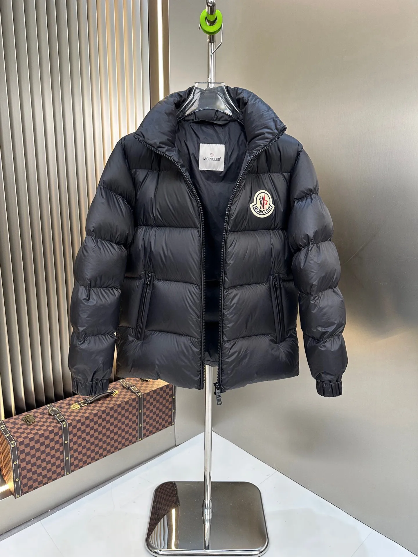 P740. 💎 Absolutely the lowest price on the entire internet💎 Special king fried ⬆️Moncler Citala short men's. Looking at it, none of the market versions can match a ton of special European gooseneck velvet filling. With a fill power of 850+, I am twice as thick as the market version, but twice as light. (⚠️ Hot color matching, small inventory, order expedited) Citala men's short down is made of lightweight fabric in pop colors, emphasizing the youthfulness of the collection.  Citala down is made from lightweight nylon fabric and longue saison lining, making it comfortable and warm without being bulky. This cropped style has a comfortable fit, a signature high collar and a gingham-stitched silhouette. Details •Made from lightweight nylon fabric •Longue saison lining •Down filling (⚠️Premium goose down) •Stand collar •Zip closure •Zip pockets •Elastic cuffs and hem •Felt logo patch Size : 1-5 Couple size.