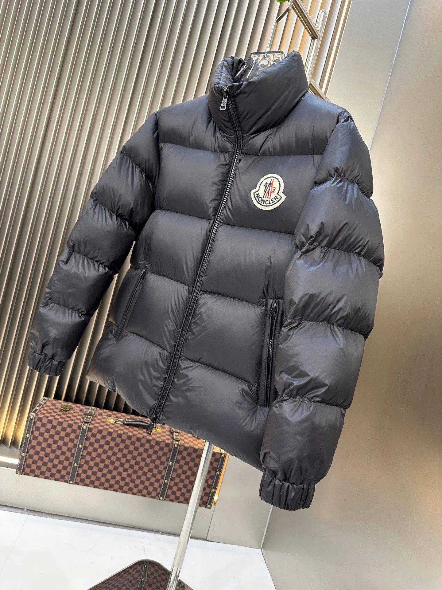 P740. 💎 Absolutely the lowest price on the entire internet💎 Special king fried ⬆️Moncler Citala short men's. Looking at it, none of the market versions can match a ton of special European gooseneck velvet filling. With a fill power of 850+, I am twice as thick as the market version, but twice as light. (⚠️ Hot color matching, small inventory, order expedited) Citala men's short down is made of lightweight fabric in pop colors, emphasizing the youthfulness of the collection.  Citala down is made from lightweight nylon fabric and longue saison lining, making it comfortable and warm without being bulky. This cropped style has a comfortable fit, a signature high collar and a gingham-stitched silhouette. Details •Made from lightweight nylon fabric •Longue saison lining •Down filling (⚠️Premium goose down) •Stand collar •Zip closure •Zip pockets •Elastic cuffs and hem •Felt logo patch Size : 1-5 Couple size.