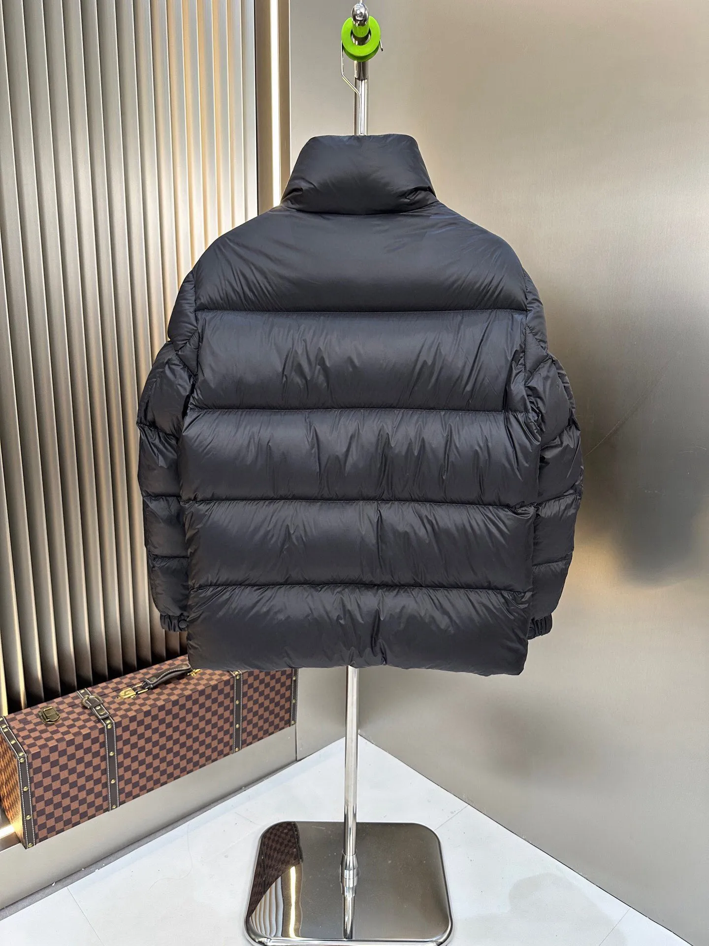 P740. 💎 Absolutely the lowest price on the entire internet💎 Special king fried ⬆️Moncler Citala short men's. Looking at it, none of the market versions can match a ton of special European gooseneck velvet filling. With a fill power of 850+, I am twice as thick as the market version, but twice as light. (⚠️ Hot color matching, small inventory, order expedited) Citala men's short down is made of lightweight fabric in pop colors, emphasizing the youthfulness of the collection.  Citala down is made from lightweight nylon fabric and longue saison lining, making it comfortable and warm without being bulky. This cropped style has a comfortable fit, a signature high collar and a gingham-stitched silhouette. Details •Made from lightweight nylon fabric •Longue saison lining •Down filling (⚠️Premium goose down) •Stand collar •Zip closure •Zip pockets •Elastic cuffs and hem •Felt logo patch Size : 1-5 Couple size.