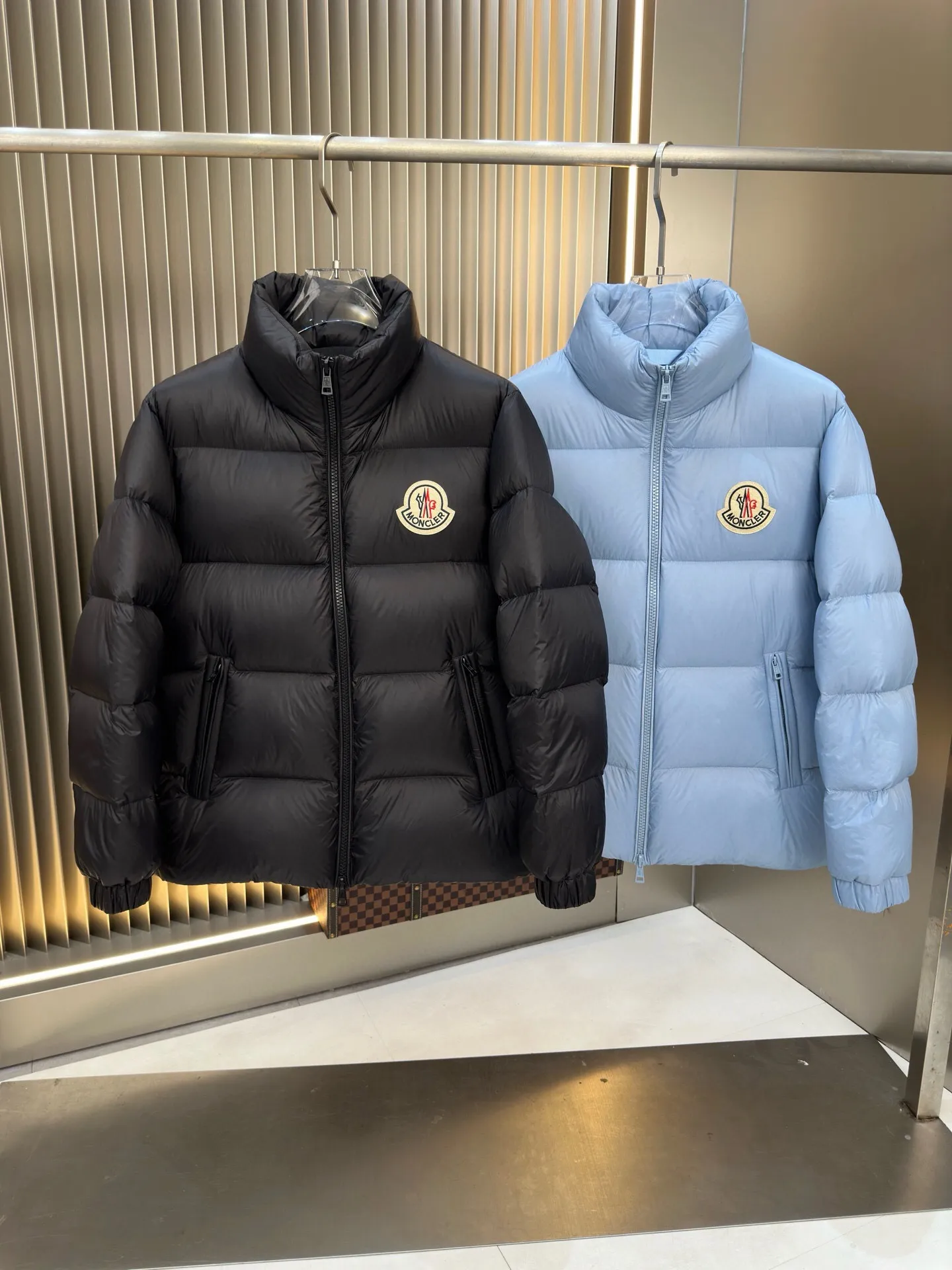 P740. 💎 Absolutely the lowest price on the entire internet💎 Special king fried ⬆️Moncler Citala short men's. Looking at it, none of the market versions can match a ton of special European gooseneck velvet filling. With a fill power of 850+, I am twice as thick as the market version, but twice as light. (⚠️ Hot color matching, small inventory, order expedited) Citala men's short down is made of lightweight fabric in pop colors, emphasizing the youthfulness of the collection.  Citala down is made from lightweight nylon fabric and longue saison lining, making it comfortable and warm without being bulky. This cropped style has a comfortable fit, a signature high collar and a gingham-stitched silhouette. Details •Made from lightweight nylon fabric •Longue saison lining •Down filling (⚠️Premium goose down) •Stand collar •Zip closure •Zip pockets •Elastic cuffs and hem •Felt logo patch Size : 1-5 Couple size.