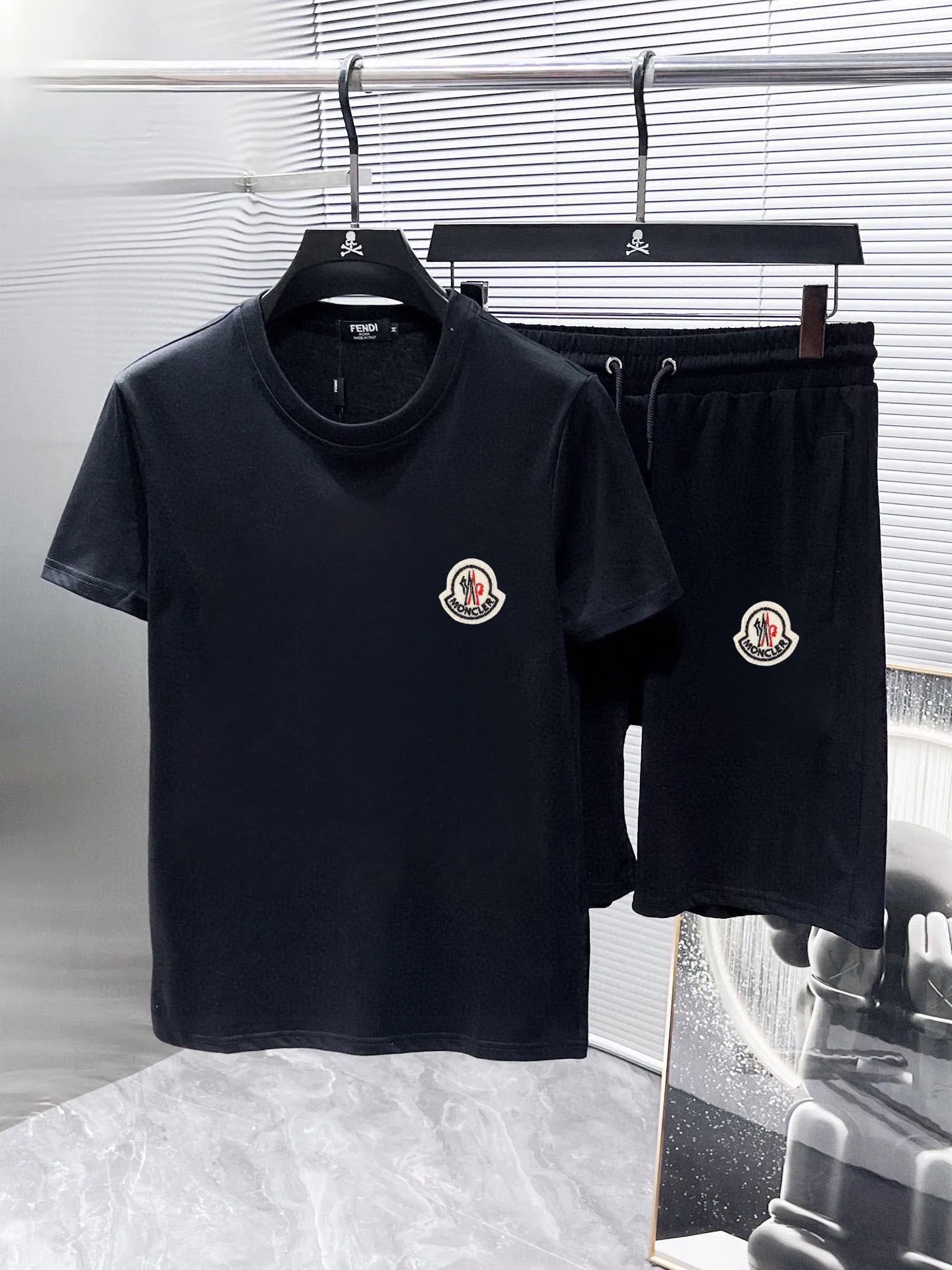 P280 Brand [MONCLER] 2025 new men’s short-sleeved shorts suit! Synchronous sales on the official website! High-end version on the market! It feels delicate and soft! Make you more comfortable to wear! The draped silhouette is awesome! Size: M-5XL (please state your height and weight when placing an order)