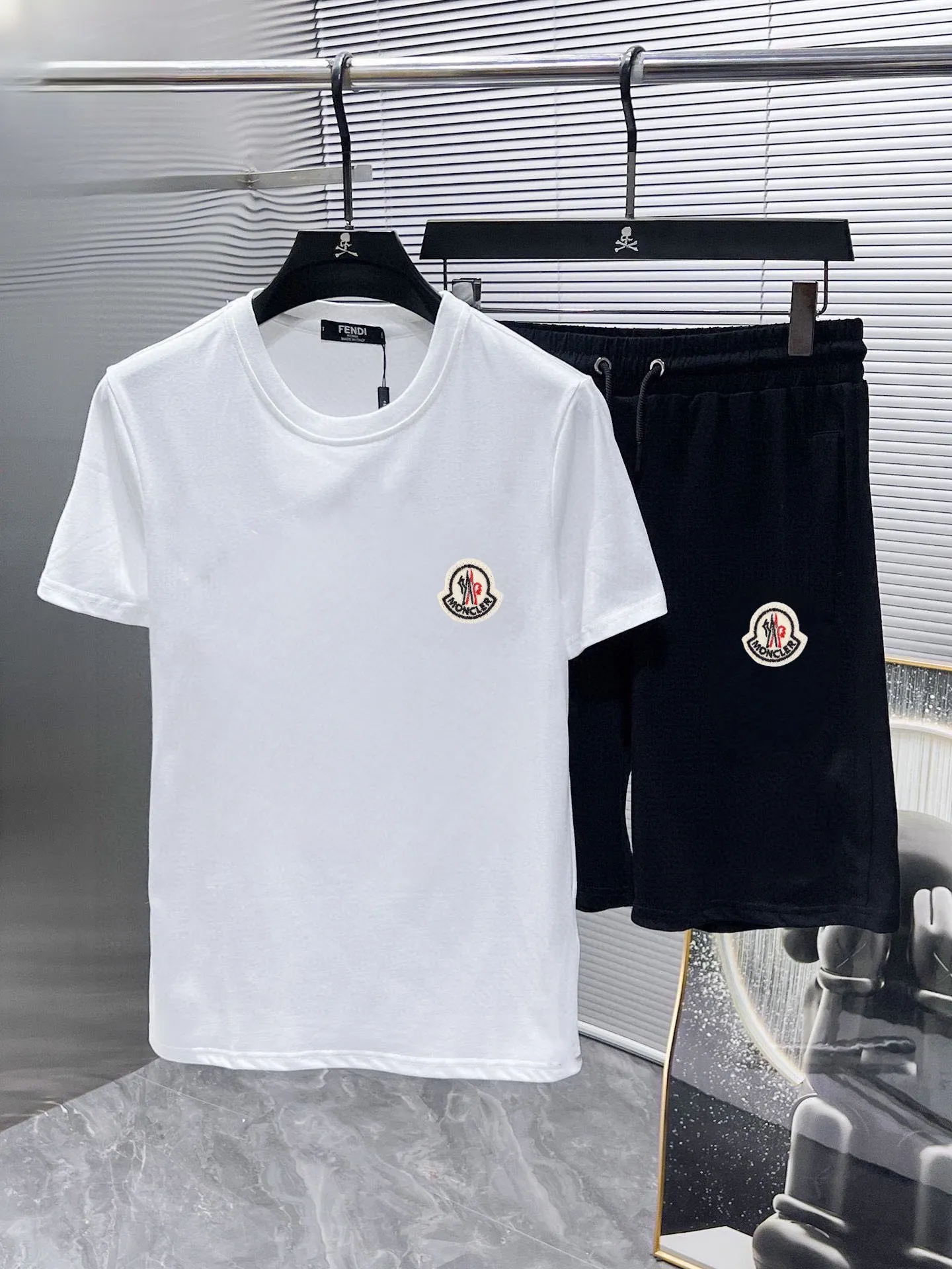 P280 Brand [MONCLER] 2025 new men’s short-sleeved shorts suit! Synchronous sales on the official website! High-end version on the market! It feels delicate and soft! Make you more comfortable to wear! The draped silhouette is awesome! Size: M-5XL (please state your height and weight when placing an order)