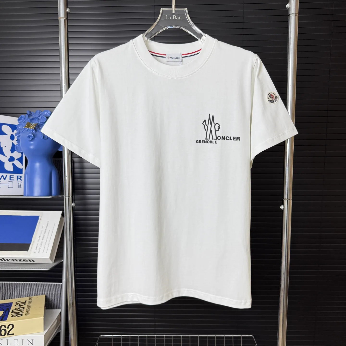 P170 A236 (Long-term replenishment, arrival the next day) MONCLER/mask three-dimensional offset printing letter LOGO round neck short-sleeved T-shirt exclusive first launch high-definition The fabric is made of 300 grams of heavyweight pure cotton, customized with 32 counts of double thread, and washed twice for ready-to-wear. The fabric is comfortable and skin-friendly. It is custom-dyed fabric with high textile density and good drape. It is not easy to deform or shrink. The thick texture and compact spinning process will not affect the breathability of the fabric. The color saturation is very high. Imported Tajima embroidery technology has a good upper body effect. It is a versatile and good-looking short sleeve. The loose version covers the flesh and makes you slim. Size: S~XL Color: white black