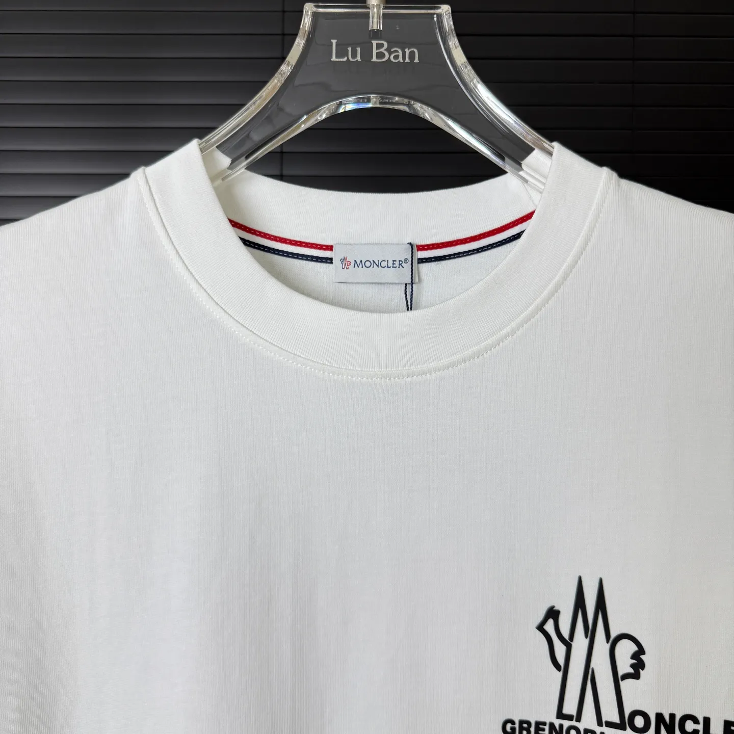 P170 A236 (Long-term replenishment, arrival the next day) MONCLER/mask three-dimensional offset printing letter LOGO round neck short-sleeved T-shirt exclusive first launch high-definition The fabric is made of 300 grams of heavyweight pure cotton, customized with 32 counts of double thread, and washed twice for ready-to-wear. The fabric is comfortable and skin-friendly. It is custom-dyed fabric with high textile density and good drape. It is not easy to deform or shrink. The thick texture and compact spinning process will not affect the breathability of the fabric. The color saturation is very high. Imported Tajima embroidery technology has a good upper body effect. It is a versatile and good-looking short sleeve. The loose version covers the flesh and makes you slim. Size: S~XL Color: white black
