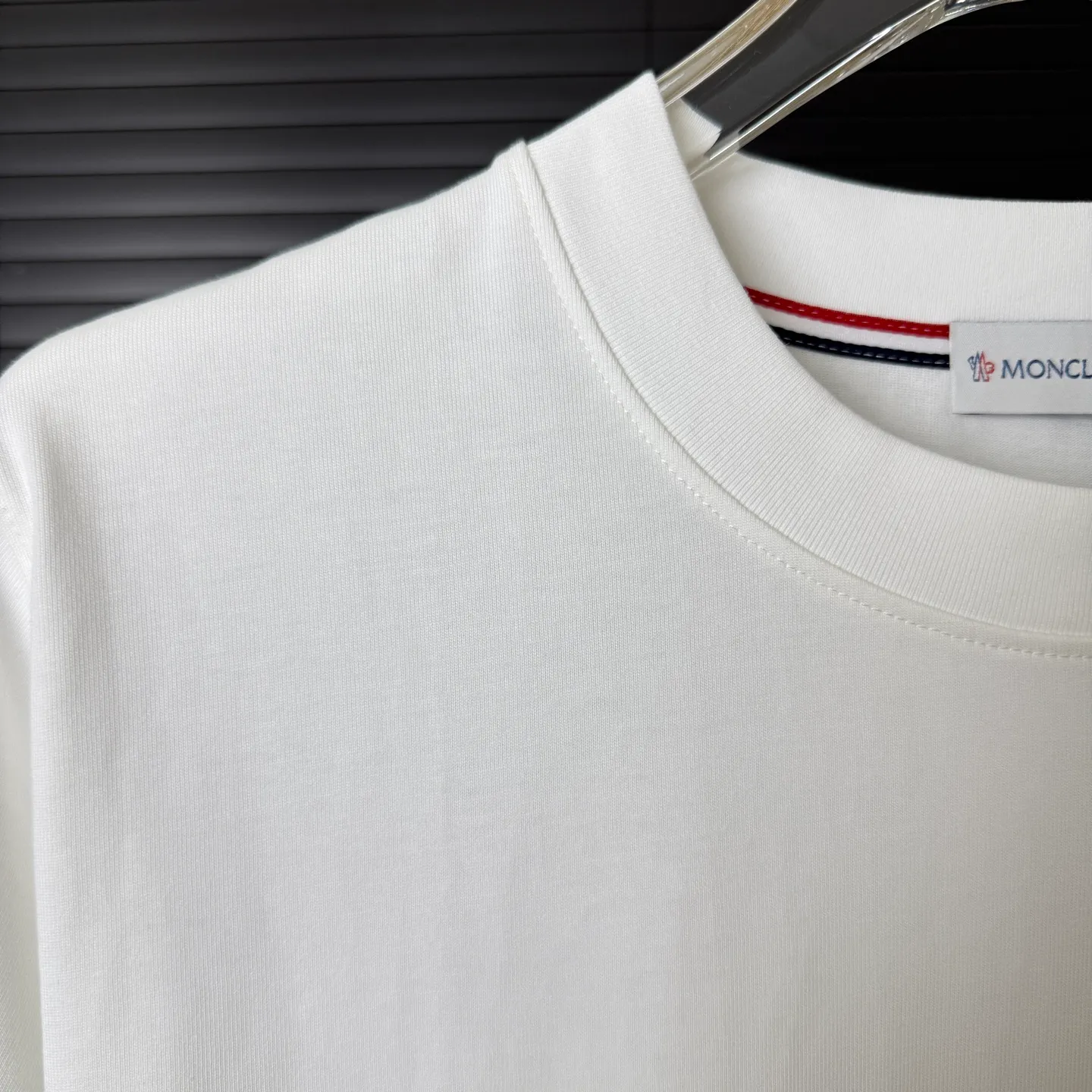 P170 A236 (Long-term replenishment, arrival the next day) MONCLER/mask three-dimensional offset printing letter LOGO round neck short-sleeved T-shirt exclusive first launch high-definition The fabric is made of 300 grams of heavyweight pure cotton, customized with 32 counts of double thread, and washed twice for ready-to-wear. The fabric is comfortable and skin-friendly. It is custom-dyed fabric with high textile density and good drape. It is not easy to deform or shrink. The thick texture and compact spinning process will not affect the breathability of the fabric. The color saturation is very high. Imported Tajima embroidery technology has a good upper body effect. It is a versatile and good-looking short sleeve. The loose version covers the flesh and makes you slim. Size: S~XL Color: white black