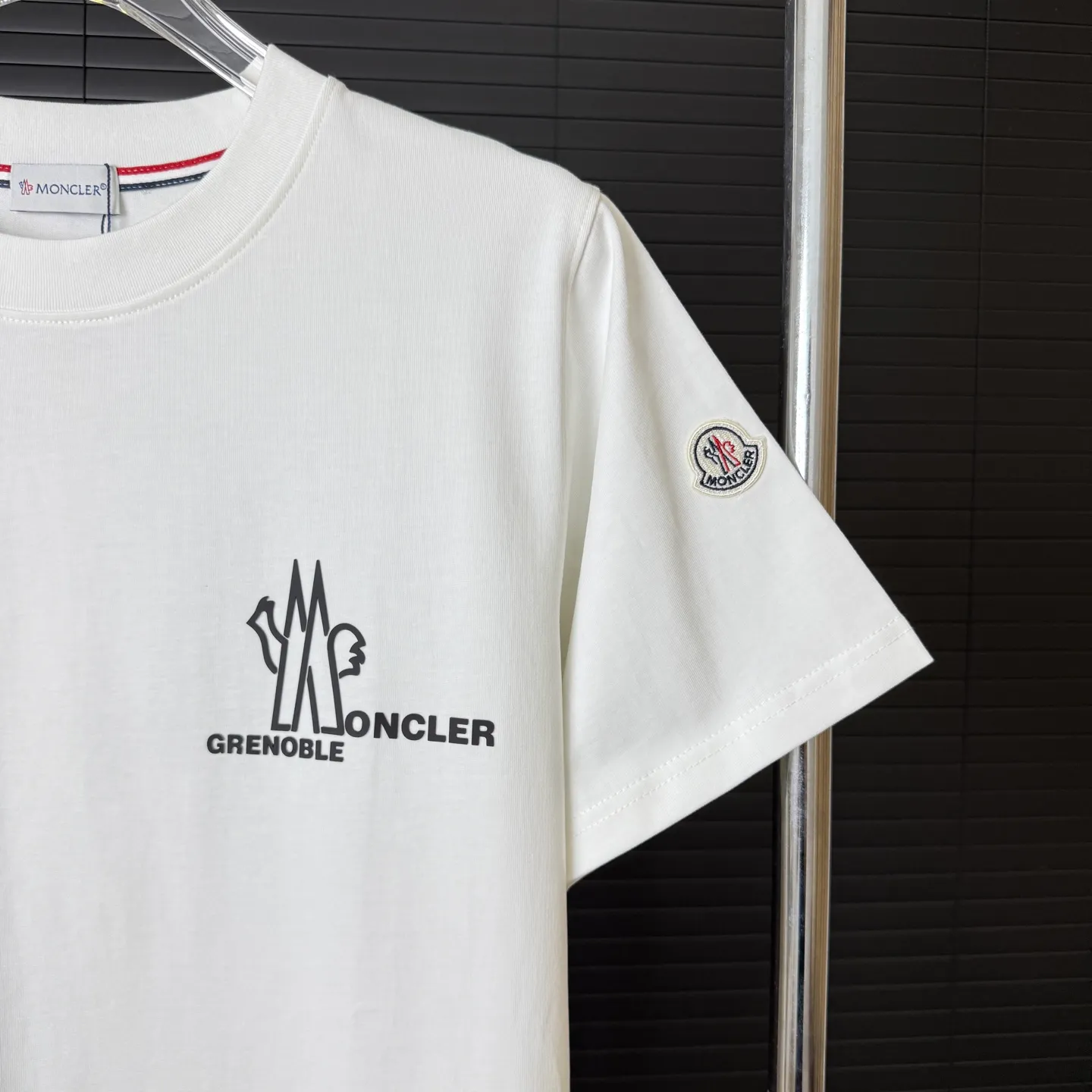 P170 A236 (Long-term replenishment, arrival the next day) MONCLER/mask three-dimensional offset printing letter LOGO round neck short-sleeved T-shirt exclusive first launch high-definition The fabric is made of 300 grams of heavyweight pure cotton, customized with 32 counts of double thread, and washed twice for ready-to-wear. The fabric is comfortable and skin-friendly. It is custom-dyed fabric with high textile density and good drape. It is not easy to deform or shrink. The thick texture and compact spinning process will not affect the breathability of the fabric. The color saturation is very high. Imported Tajima embroidery technology has a good upper body effect. It is a versatile and good-looking short sleeve. The loose version covers the flesh and makes you slim. Size: S~XL Color: white black