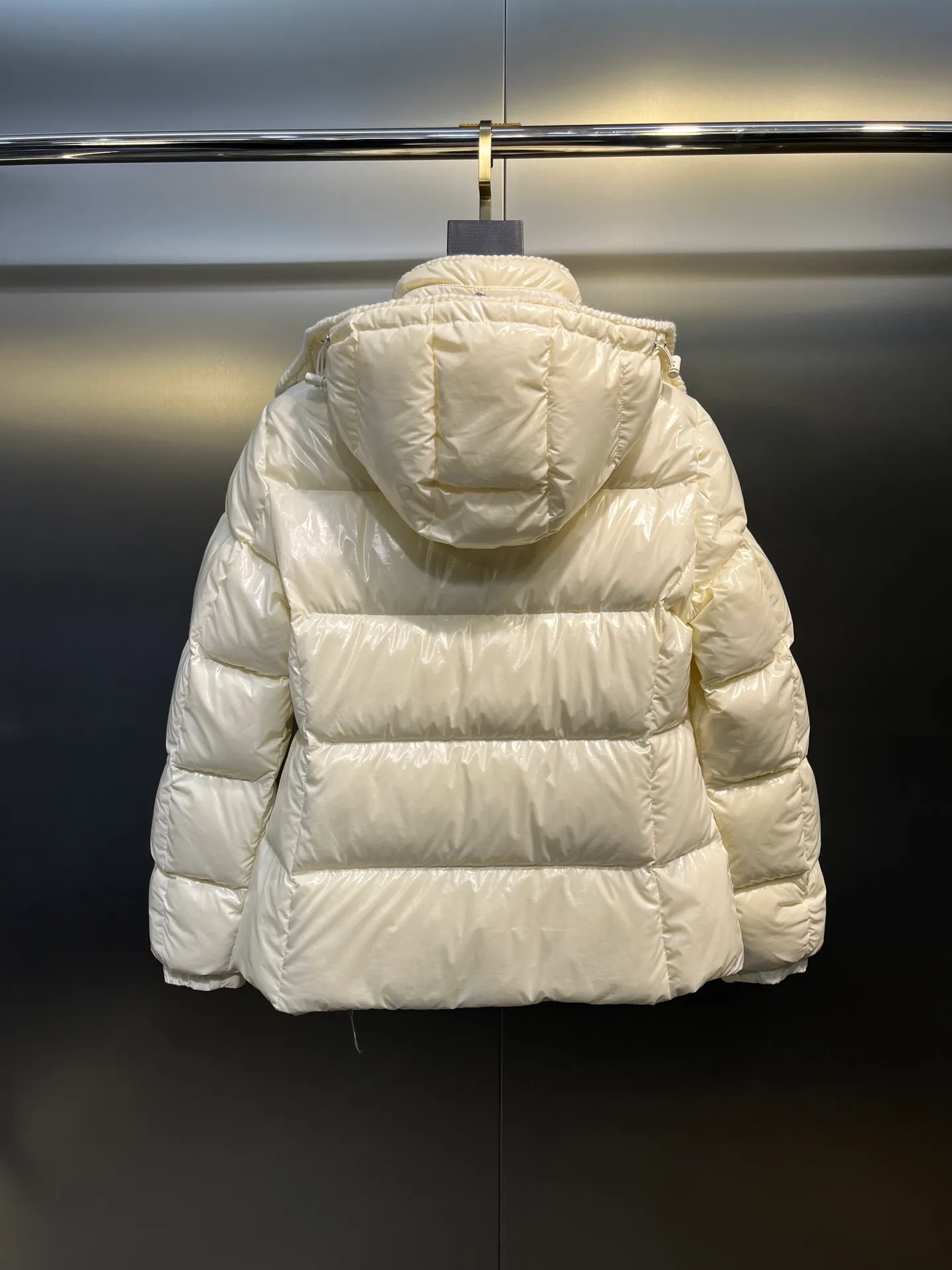 P860 Moncler🌟25 new oil wax leather waist style GLAREIN hooded long-sleeved down jacket for women. Oil wax leather coated new fabric, slim design style, warm and slimming, 90% duck down filling, molded custom hardware. Color: red, white, blue, black Code number: 1234