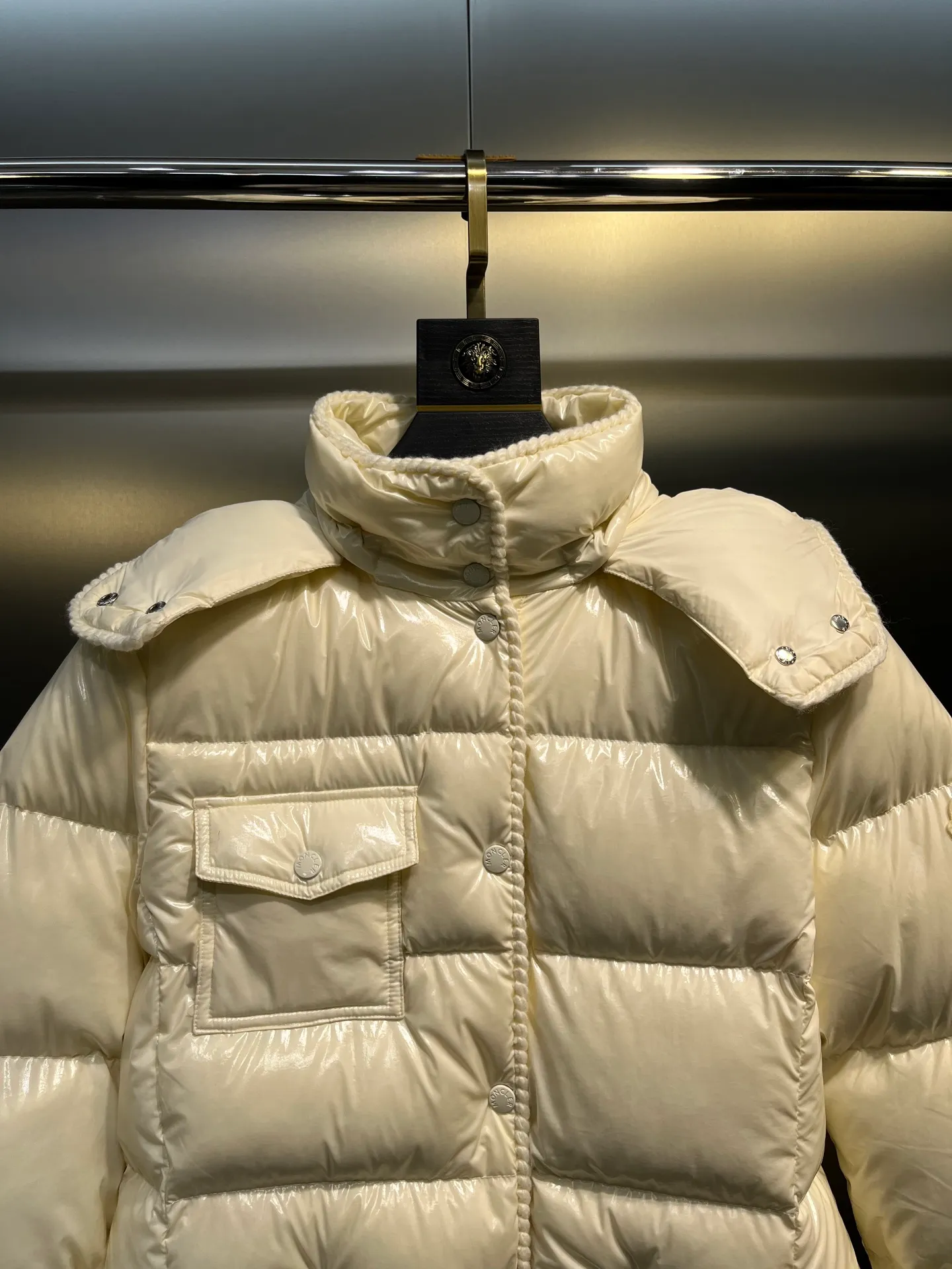 P860 Moncler🌟25 new oil wax leather waist style GLAREIN hooded long-sleeved down jacket for women. Oil wax leather coated new fabric, slim design style, warm and slimming, 90% duck down filling, molded custom hardware. Color: red, white, blue, black Code number: 1234