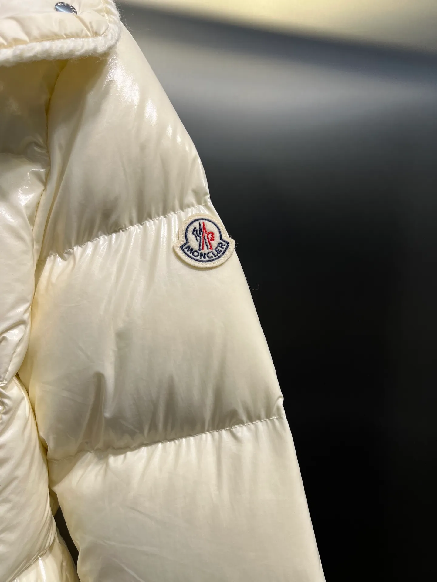 P860 Moncler🌟25 new oil wax leather waist style GLAREIN hooded long-sleeved down jacket for women. Oil wax leather coated new fabric, slim design style, warm and slimming, 90% duck down filling, molded custom hardware. Color: red, white, blue, black Code number: 1234