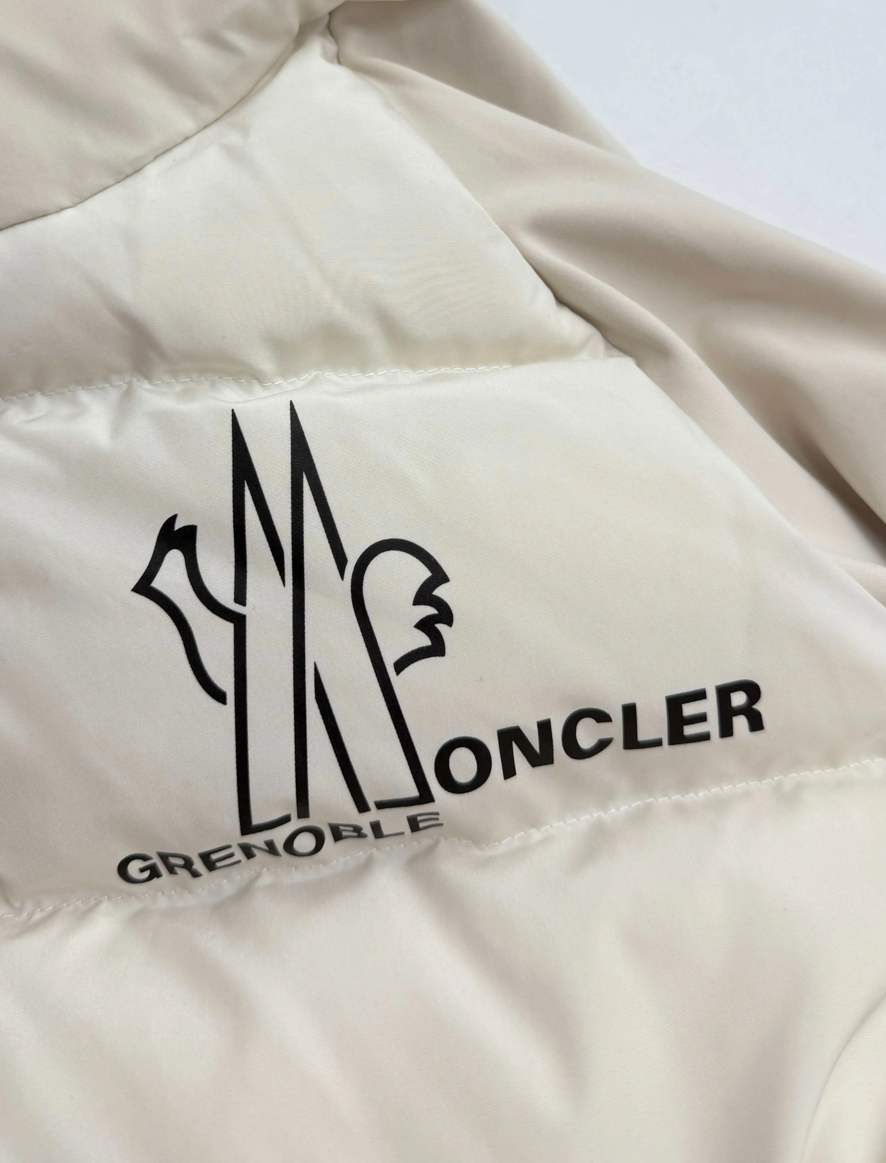 P750 Moncler Mouth Grenoble Maglia Logo Patch Down Jacket S/M/L/XL