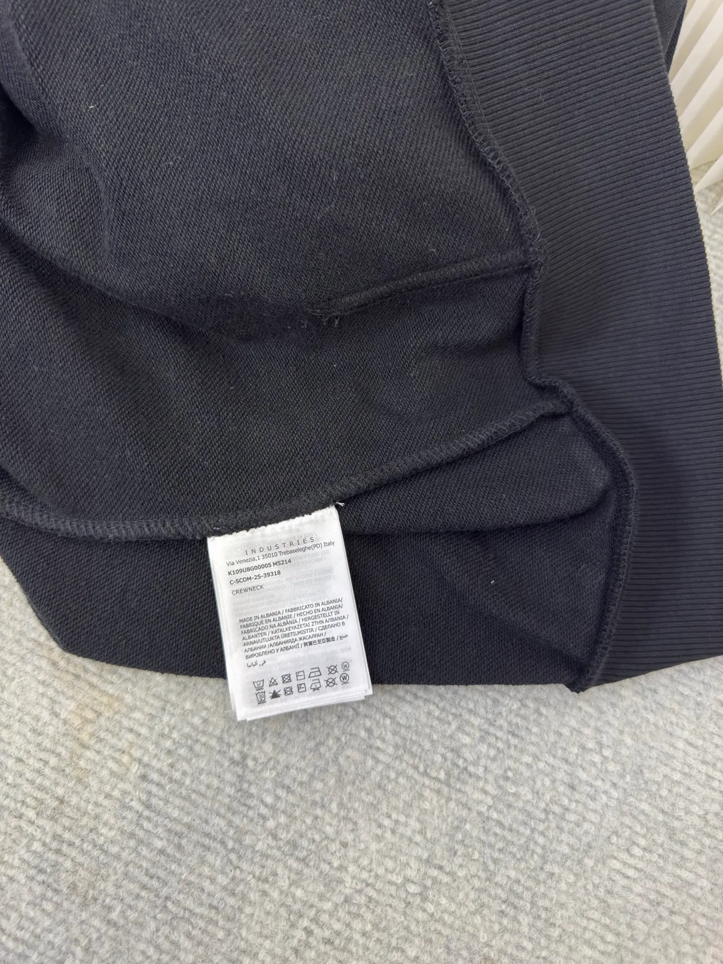 P500 MONCLER printed logo hooded sweatshirt is made of lightweight turned-over velvet cotton fabric. High-density cotton fiber is used to achieve internal and external differentiation in a single layer of fabric. The outer plain weave is tight and wear-resistant, and the inner layer is sanded to form a short dense suede surface. The dense plain weave structure resists wind and splashes, the brushed suede surface is skin-friendly, and the short pile has been treated to eliminate static electricity to avoid sticking to the skin. A very small amount of grooved polyester moisture-conducting yarn is embedded in the cotton fiber, which quickly directs sweat from the inner suede surface to the outer layer for evaporation through the capillary effect, solving the problem that the inside-out suede is prone to stuffiness. By actively intervening in the shrinkage potential of the cotton fiber, the fabric is achieved from being volatile to stable, improving dimensional stability, and at the same time not prone to deformation and wrinkles.   A high-saturation pattern is displayed on the center of the cap through glue printing. The scraper pressure is even and the scraping is performed in 5 steps to ensure that the glue is fully penetrated and covered. After curing at high temperature, the pigment is firmly combined with the cotton fiber. The ink absorption and penetration characteristics of the cotton fiber make the pattern less likely to fall off due to friction. Size S M L XL