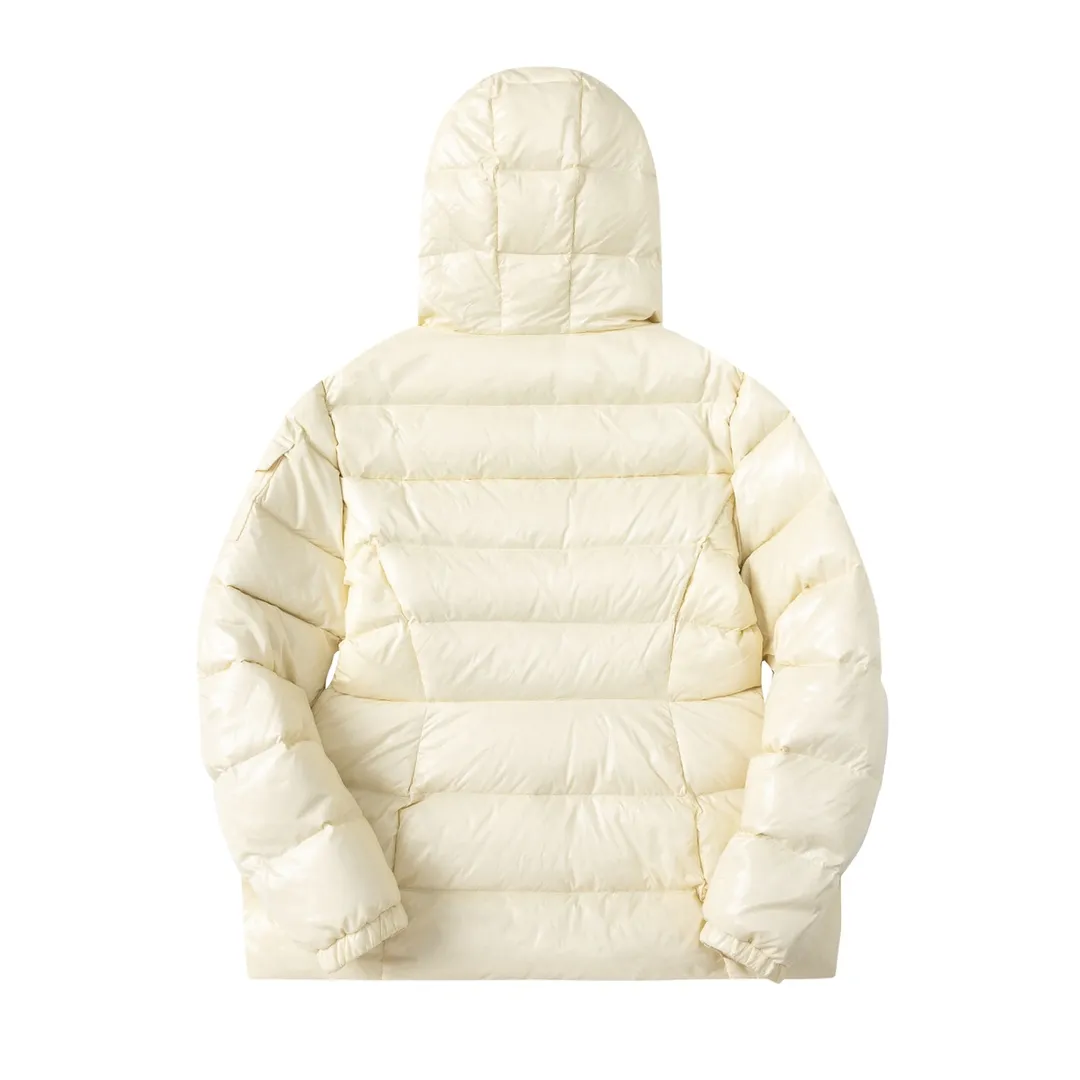 P860 (with dust bag) Moncler/Mask Hooded Waist Women's Short Down Jacket. The down jacket has both feminine temperament and practical functions, reinterpreting the aesthetic style of the 1970s for modern women. The barante down jacket is made from lustrous nylon and is inspired by the 1970s. It adopts a waist design and presents an A-line silhouette, highlighting a feminine style. An adjustable hood and signature logo patch add finishing touches. Details · Made of lon laqué fabric · lon laqué lining · Filled with down · Adjustable hood · Zipper and snap closure · Suit pocket · Adjustable cuffs Color: black/beige/pink size:0/1/2/3