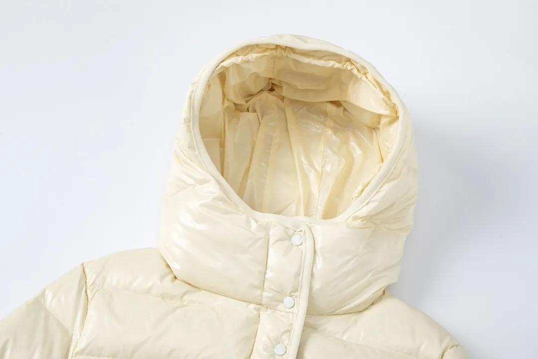 P860 (with dust bag) Moncler/Mask Hooded Waist Women's Short Down Jacket. The down jacket has both feminine temperament and practical functions, reinterpreting the aesthetic style of the 1970s for modern women. The barante down jacket is made from lustrous nylon and is inspired by the 1970s. It adopts a waist design and presents an A-line silhouette, highlighting a feminine style. An adjustable hood and signature logo patch add finishing touches. Details · Made of lon laqué fabric · lon laqué lining · Filled with down · Adjustable hood · Zipper and snap closure · Suit pocket · Adjustable cuffs Color: black/beige/pink size:0/1/2/3