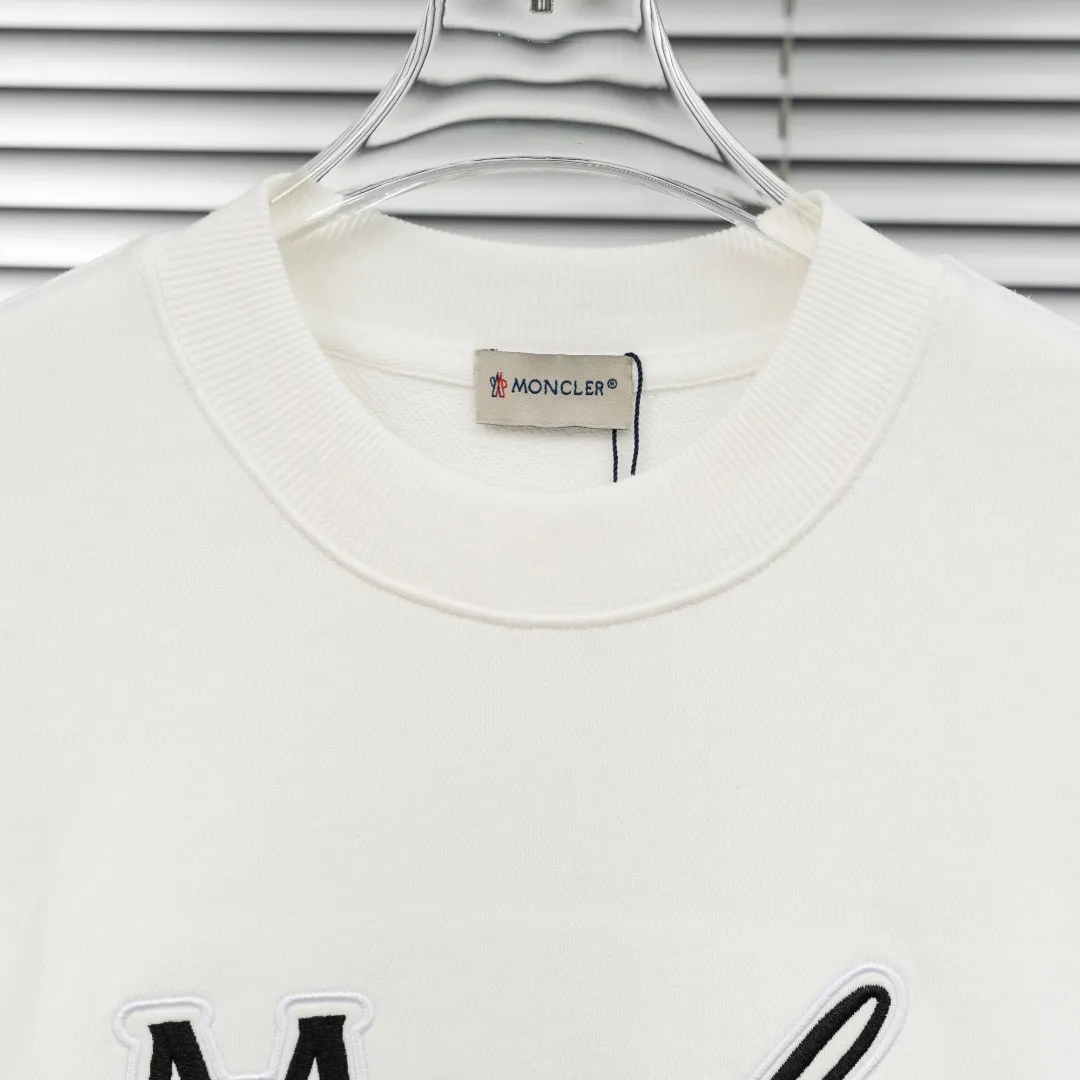 P250 top version (different currencies) Style: MONCLER classic patched pullover long-sleeved round neck sweatshirt Color: Picture color Size: S-XL Fabric: Pure cotton Accessories: Full set of customized accessories No gender distinction Same style for men and women