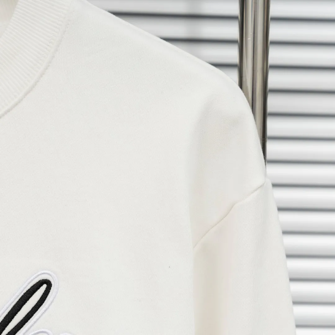P250 top version (different currencies) Style: MONCLER classic patched pullover long-sleeved round neck sweatshirt Color: Picture color Size: S-XL Fabric: Pure cotton Accessories: Full set of customized accessories No gender distinction Same style for men and women