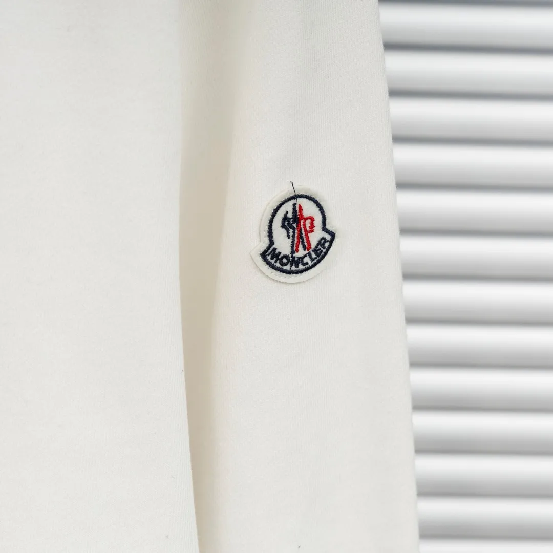 P250 top version (different currencies) Style: MONCLER classic patched pullover long-sleeved round neck sweatshirt Color: Picture color Size: S-XL Fabric: Pure cotton Accessories: Full set of customized accessories No gender distinction Same style for men and women