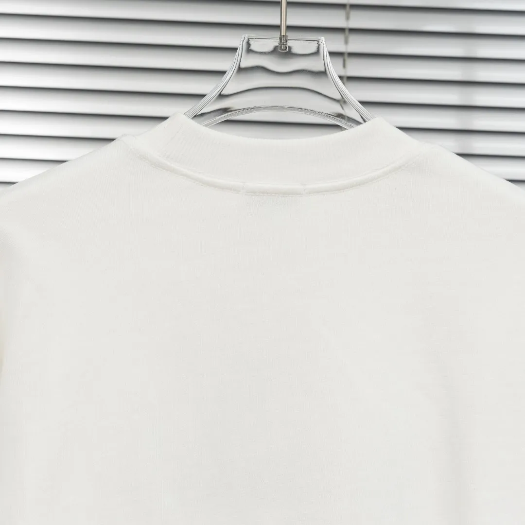 P250 top version (different currencies) Style: MONCLER classic patched pullover long-sleeved round neck sweatshirt Color: Picture color Size: S-XL Fabric: Pure cotton Accessories: Full set of customized accessories No gender distinction Same style for men and women