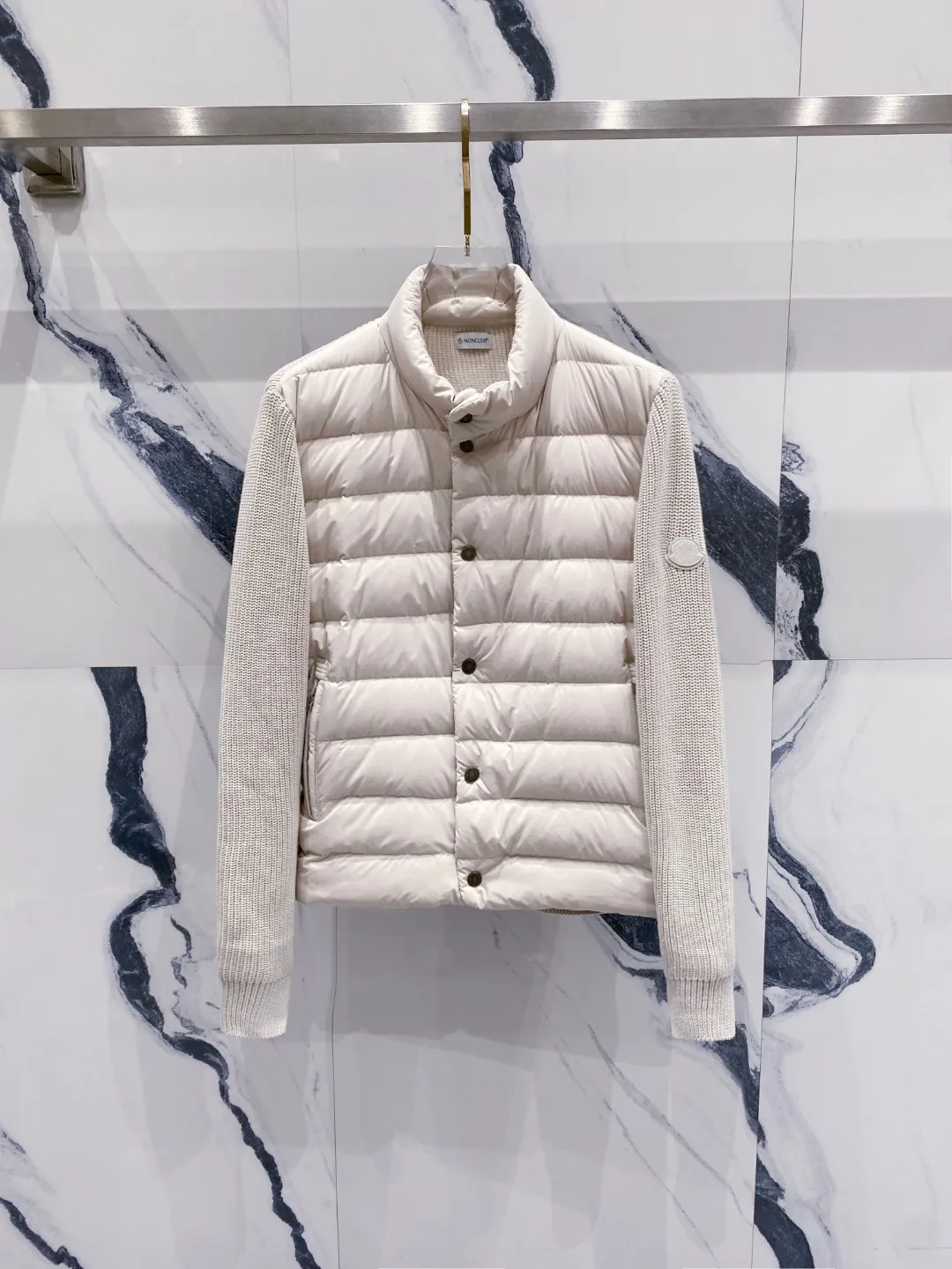 P700 Moncler 2025 new autumn and winter down jacket. The knitted splicing down jacket uses the new national standard 95 white duck down. The new autumn and winter product has an inner artifact! In China, down and black colors are all in basic style. They can be worn alone or layered to create a more layered look! Full of fluffiness! It has enough filling, and its thermal insulation performance is not a problem, it is windproof and warm! Color: Black White Size: 48-56