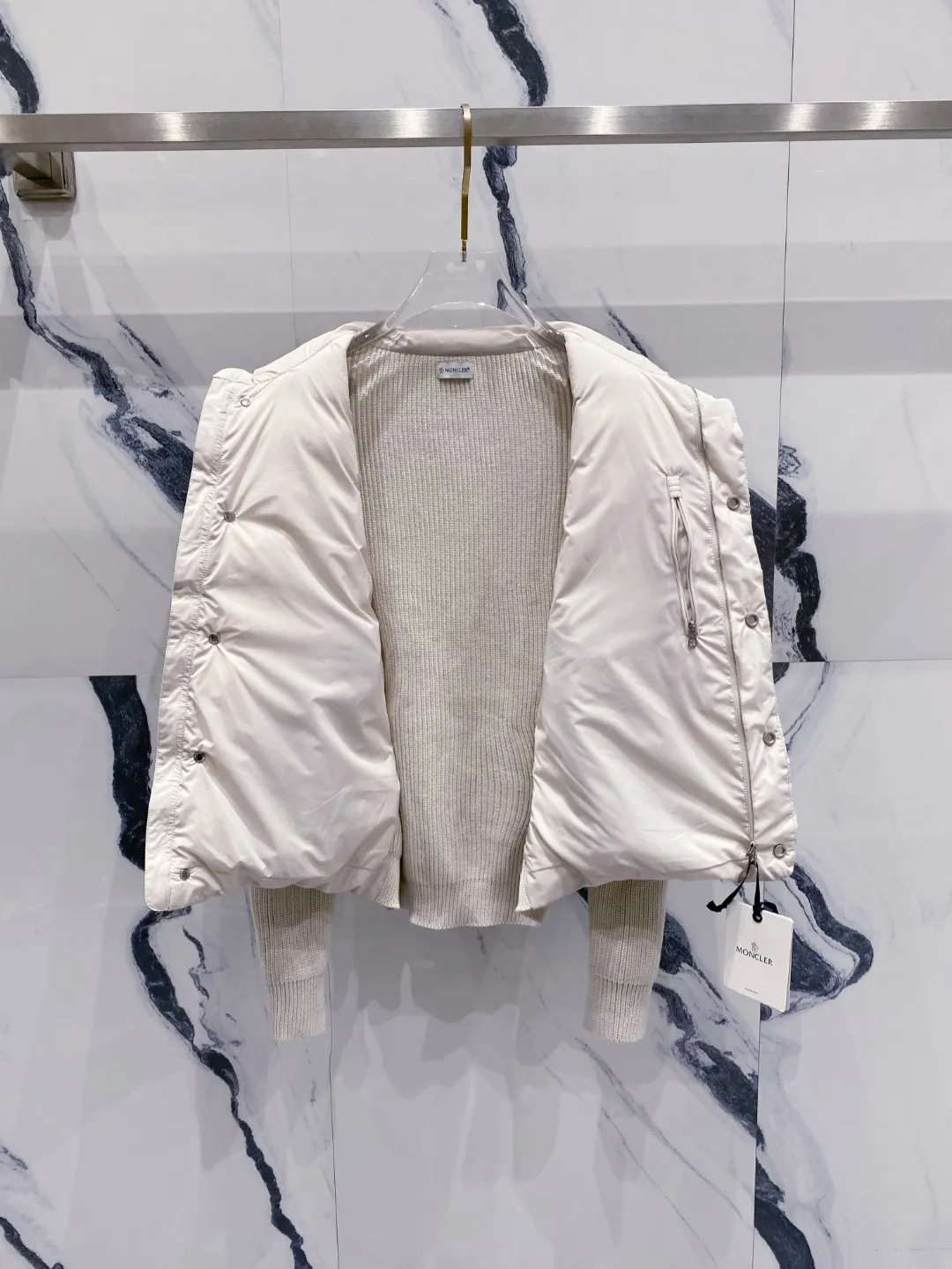 P700 Moncler 2025 new autumn and winter down jacket. The knitted splicing down jacket uses the new national standard 95 white duck down. The new autumn and winter product has an inner artifact! In China, down and black colors are all in basic style. They can be worn alone or layered to create a more layered look! Full of fluffiness! It has enough filling, and its thermal insulation performance is not a problem, it is windproof and warm! Color: Black White Size: 48-56