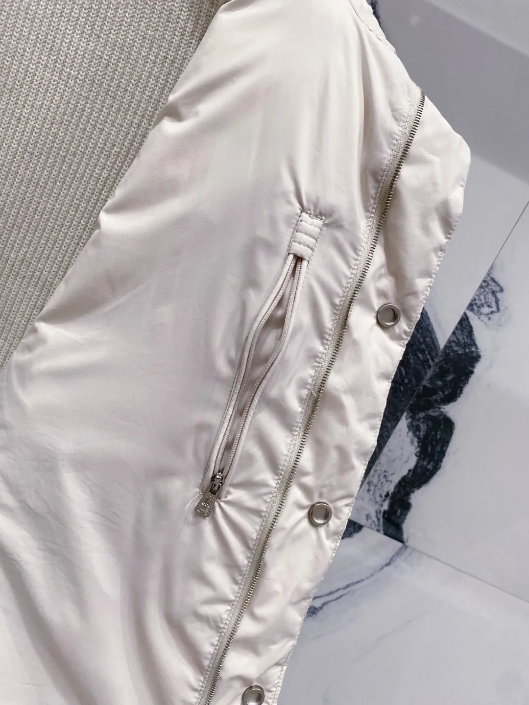 P700 Moncler 2025 new autumn and winter down jacket. The knitted splicing down jacket uses the new national standard 95 white duck down. The new autumn and winter product has an inner artifact! In China, down and black colors are all in basic style. They can be worn alone or layered to create a more layered look! Full of fluffiness! It has enough filling, and its thermal insulation performance is not a problem, it is windproof and warm! Color: Black White Size: 48-56