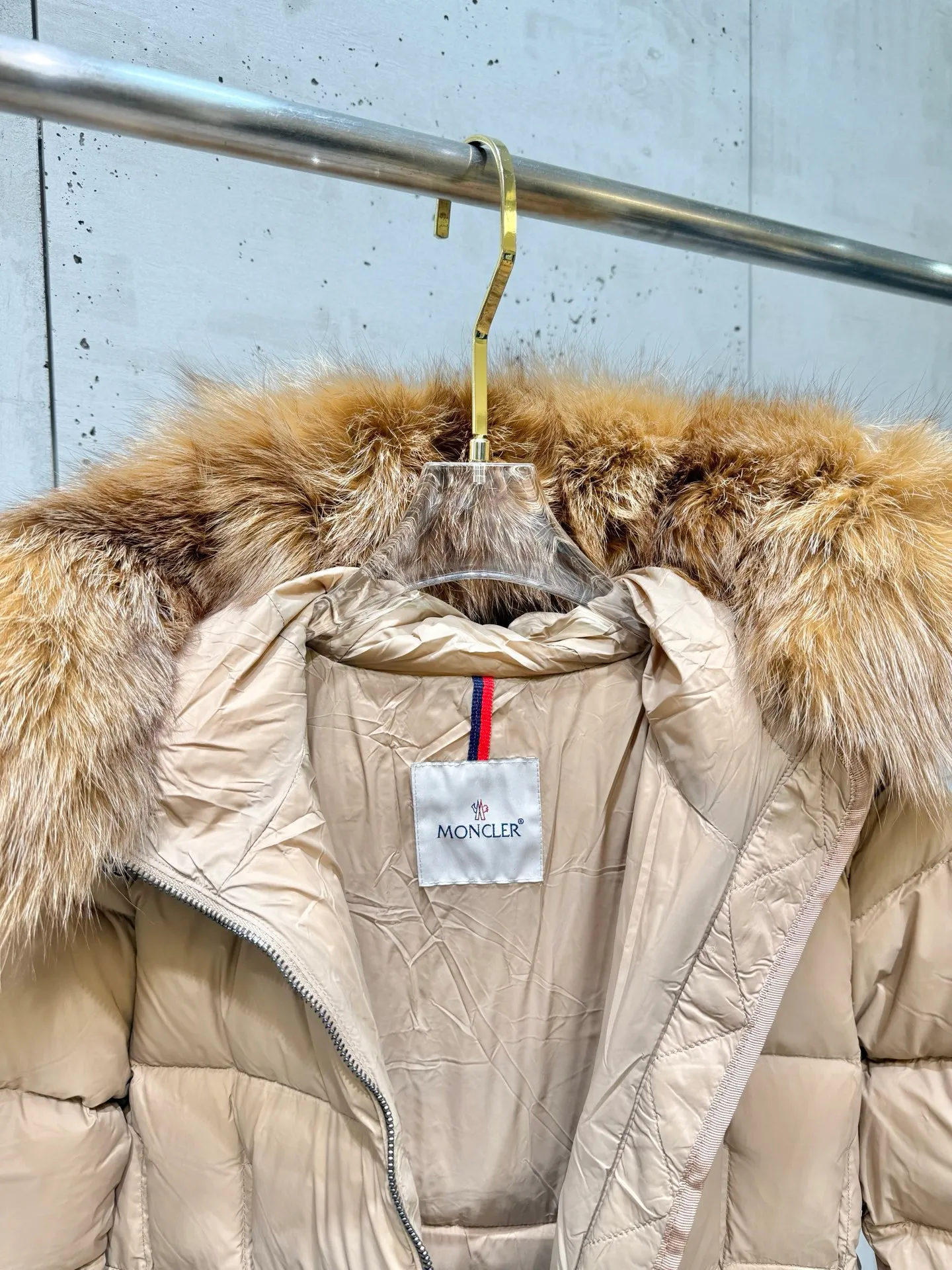 P1160 Moncler Boedic Long Women's Long Top Boedic long down combines exquisite materials and attention to details. Its timeless and elegant fashion design can provide you with a warm and caring wearing experience. The Boedic long down style features a waist-cinching belt to accentuate the feminine silhouette for a stylish winter look. Comfortable hood with rich fleece trim that can be easily removed to suit your mood and weather conditions Size : 1-4