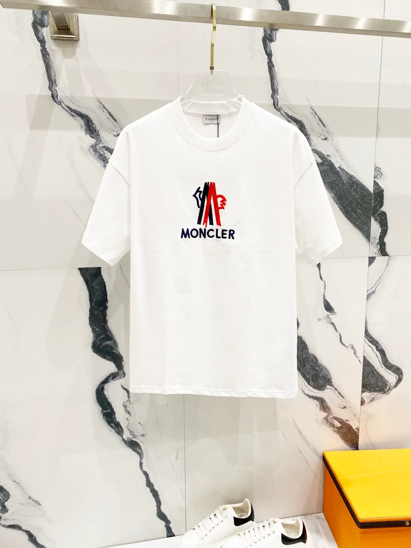P150 MONCLER/Muzzled 260g round neck short-sleeved T-shirt, color block brand pattern embroidery🪡letter LOGO, official synchronization, high version, high quality, fashionable personality, versatile trend, pure original quality, original fabric, tag, collar label, washed wheat, complete three standards, color: black, white. Size: XS-L
