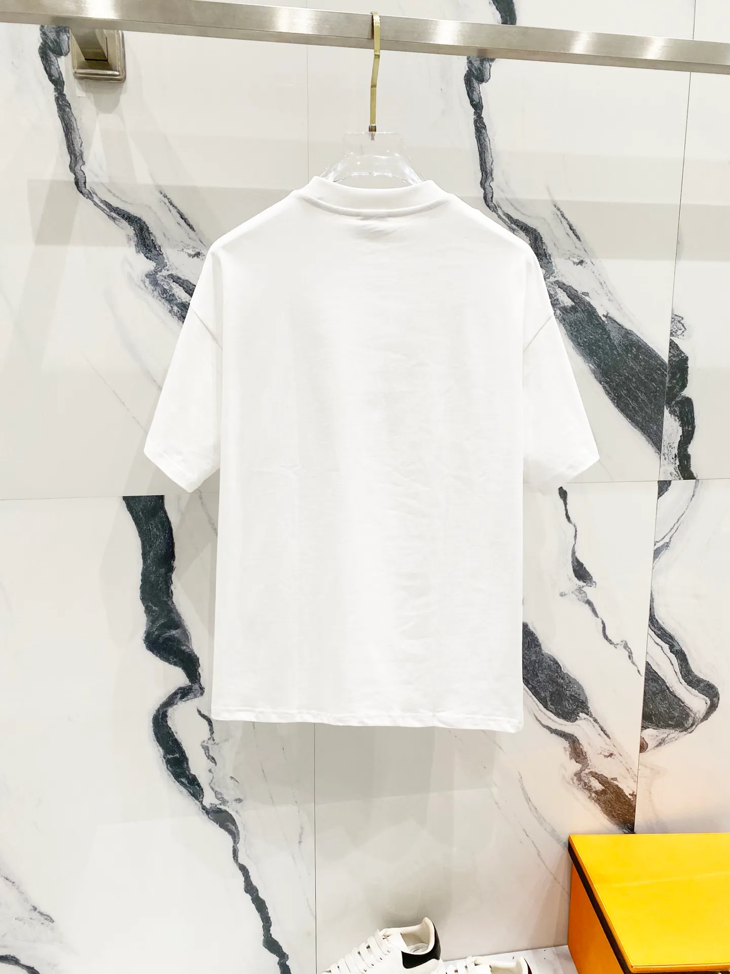 P150 MONCLER/Muzzled 260g round neck short-sleeved T-shirt, color block brand pattern embroidery🪡letter LOGO, official synchronization, high version, high quality, fashionable personality, versatile trend, pure original quality, original fabric, tag, collar label, washed wheat, complete three standards, color: black, white. Size: XS-L