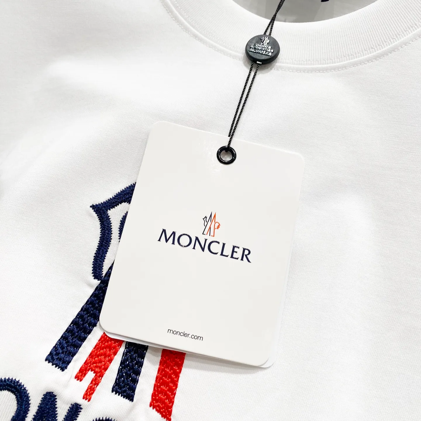 P150 MONCLER/Muzzled 260g round neck short-sleeved T-shirt, color block brand pattern embroidery🪡letter LOGO, official synchronization, high version, high quality, fashionable personality, versatile trend, pure original quality, original fabric, tag, collar label, washed wheat, complete three standards, color: black, white. Size: XS-L
