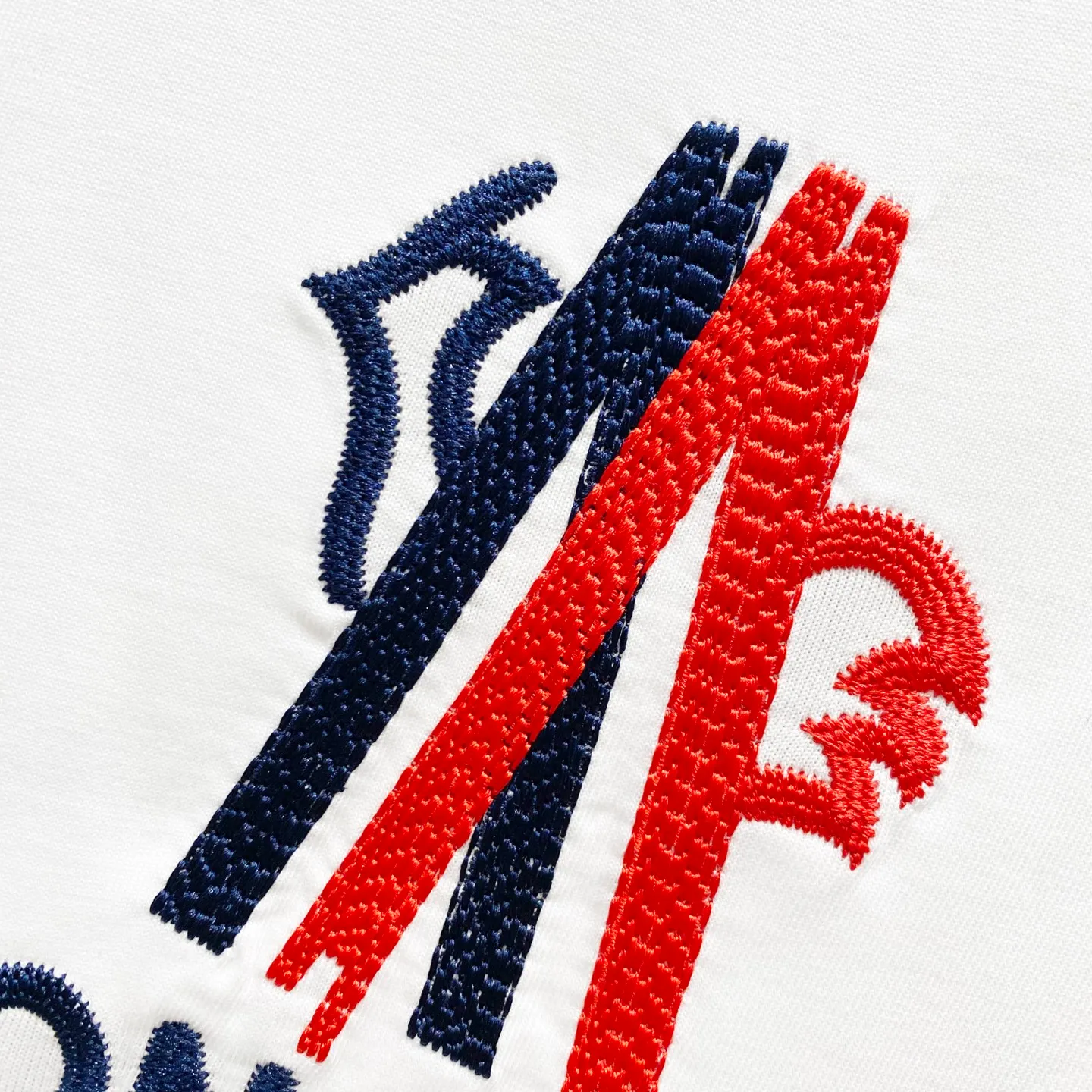 P150 MONCLER/Muzzled 260g round neck short-sleeved T-shirt, color block brand pattern embroidery🪡letter LOGO, official synchronization, high version, high quality, fashionable personality, versatile trend, pure original quality, original fabric, tag, collar label, washed wheat, complete three standards, color: black, white. Size: XS-L