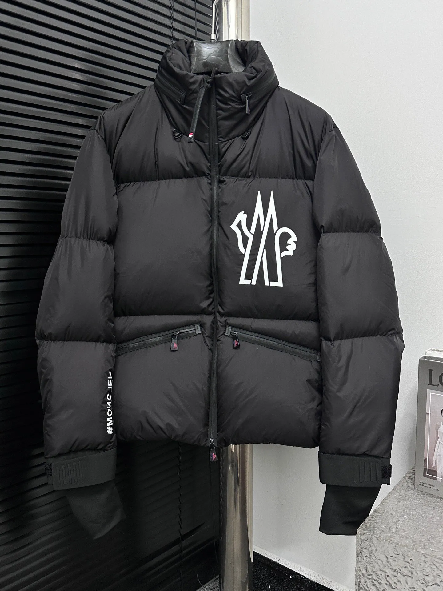 P1000 [moncler] Mengkou 2025 Autumn and Winter New Style🆕 Down Jacket Original custom-made hardware accessories are all imported and original customization Welcome to compare Absolutely high quality Super soft Filled with fluffy and full feathers Super heavy-duty Fabric with excellent workmanship👍Perfect version Note⚠The fabric is super comfortable Exclusive model Non-market goods Same style for men and women Size: 1 2 3 4 5