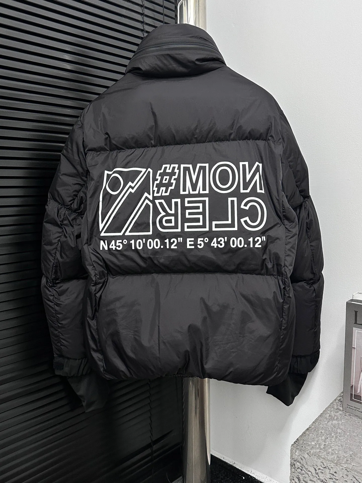 P1000 [moncler] Mengkou 2025 Autumn and Winter New Style🆕 Down Jacket Original custom-made hardware accessories are all imported and original customization Welcome to compare Absolutely high quality Super soft Filled with fluffy and full feathers Super heavy-duty Fabric with excellent workmanship👍Perfect version Note⚠The fabric is super comfortable Exclusive model Non-market goods Same style for men and women Size: 1 2 3 4 5