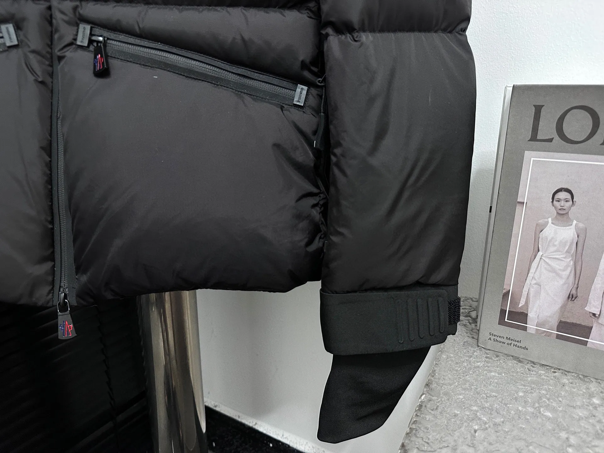 P1000 [moncler] Mengkou 2025 Autumn and Winter New Style🆕 Down Jacket Original custom-made hardware accessories are all imported and original customization Welcome to compare Absolutely high quality Super soft Filled with fluffy and full feathers Super heavy-duty Fabric with excellent workmanship👍Perfect version Note⚠The fabric is super comfortable Exclusive model Non-market goods Same style for men and women Size: 1 2 3 4 5