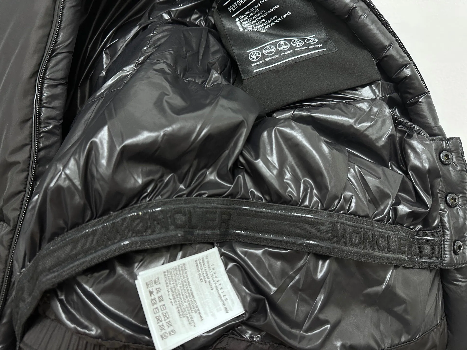 P1000 [moncler] Mengkou 2025 Autumn and Winter New Style🆕 Down Jacket Original custom-made hardware accessories are all imported and original customization Welcome to compare Absolutely high quality Super soft Filled with fluffy and full feathers Super heavy-duty Fabric with excellent workmanship👍Perfect version Note⚠The fabric is super comfortable Exclusive model Non-market goods Same style for men and women Size: 1 2 3 4 5