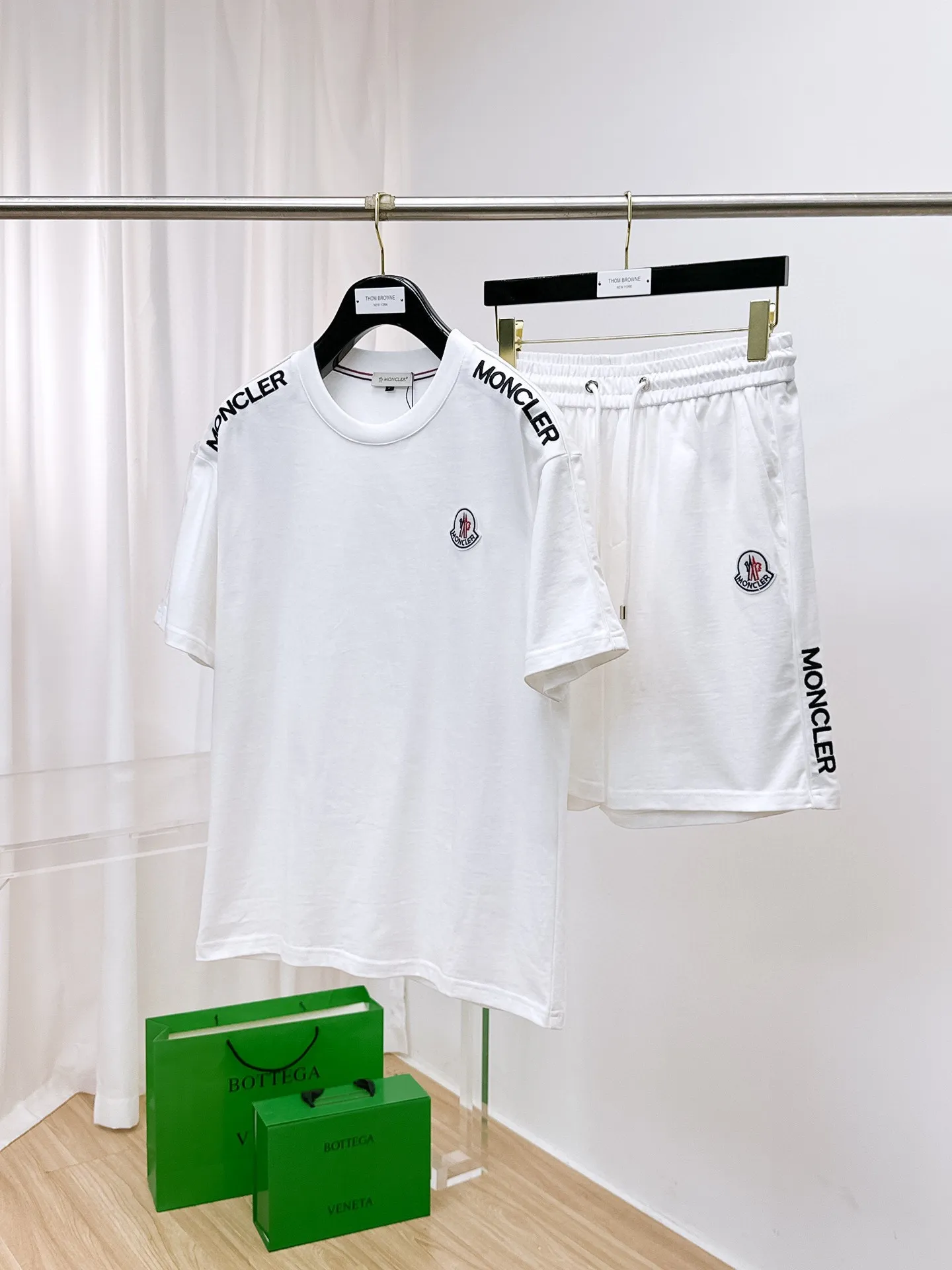 P560 Brand [MONCLER Mouth Covered] 2025 round neck short-sleeved shorts suit. The pure cotton fabric upper body will not be stuffy, the smooth and comfortable skin-friendly effect is more breathable, the fabric has its own texture, classic logo technology, a new interpretation from a unique angle, the first choice for fashion and versatility! Size: M-3XL (maximum wear: 190 pounds)