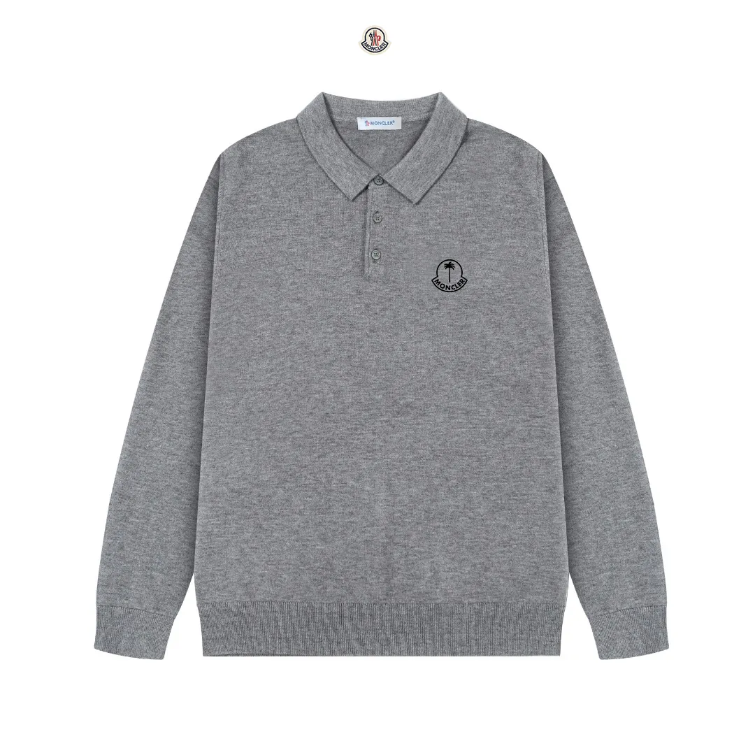 P240 Moncler's latest casual Polo lapel wool sweater.  The texture is delicate, soft and comfortable, skin-friendly and warm, not easy to deform, simple and high-end style, and the logo on the chest is very exquisite and perfect! The upper body effect is very strong 👍 Color: black, gray Size: S-XL