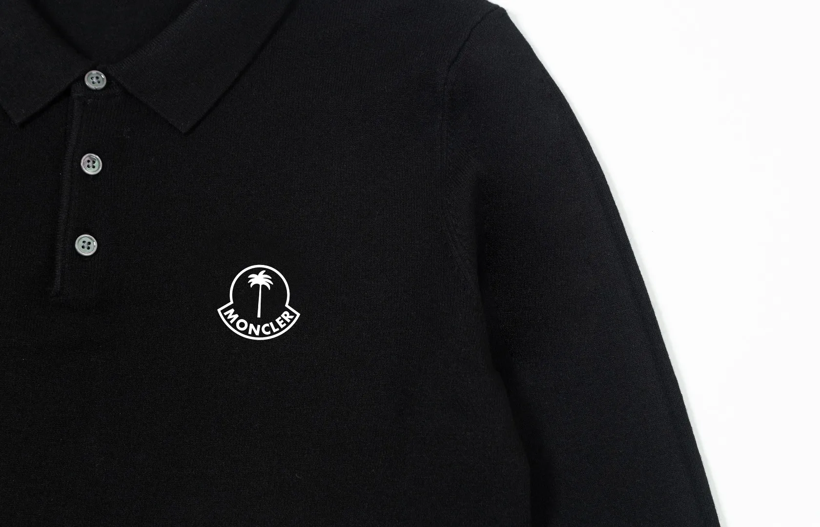 P240 Moncler's latest casual Polo lapel wool sweater.  The texture is delicate, soft and comfortable, skin-friendly and warm, not easy to deform, simple and high-end style, and the logo on the chest is very exquisite and perfect! The upper body effect is very strong 👍 Color: black, gray Size: S-XL