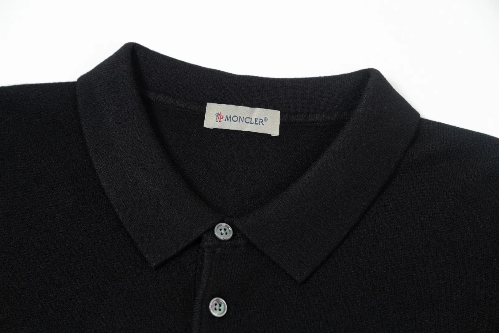 P240 Moncler's latest casual Polo lapel wool sweater.  The texture is delicate, soft and comfortable, skin-friendly and warm, not easy to deform, simple and high-end style, and the logo on the chest is very exquisite and perfect! The upper body effect is very strong 👍 Color: black, gray Size: S-XL
