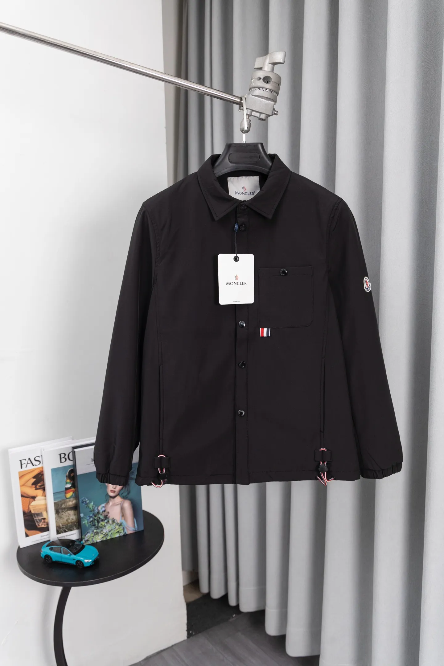 P310 Model number: M005 Moncler logo zipper shirt jacket. Customized high-quality cotton hidden pattern gabardine. Full of texture. Comfortable and close to the skin. The brown tone exudes restrained tenderness. The iconic Moncler logo embroidered logo is embellished on it to increase brand recognition. Simple and smooth lines. The zipper opening and closing also follows the principle of minimalism. Use simplicity as the pen and texture as the ink. Use the simplest elements to outline the most moving fashion picture. Process 1: Use imported special machine infrared to locate the "Moncler logo embroidery", the position is more accurate and strong. Process 2: Template machine to open the bag. The preset template guides the position, shape and size of the bag opening. The accuracy ensures the quality of the bag opening effect. Process 3: The fabrics have been washed and have a better hand feel. Not easy to deform, not easy to shrink, not easy to fade, and maintain long-term beauty. Color: navy black Size: S-XL