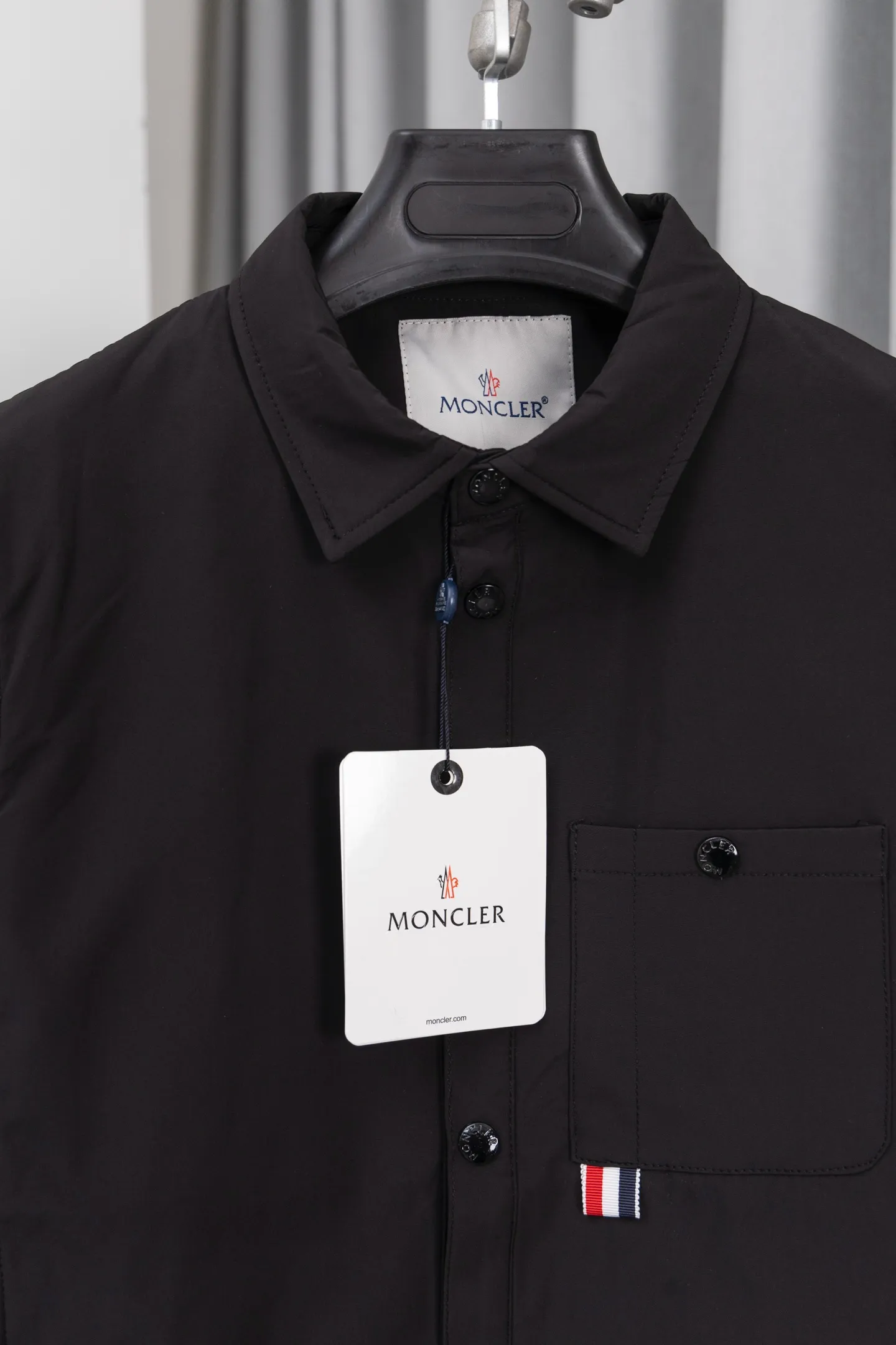 P310 Model number: M005 Moncler logo zipper shirt jacket. Customized high-quality cotton hidden pattern gabardine. Full of texture. Comfortable and close to the skin. The brown tone exudes restrained tenderness. The iconic Moncler logo embroidered logo is embellished on it to increase brand recognition. Simple and smooth lines. The zipper opening and closing also follows the principle of minimalism. Use simplicity as the pen and texture as the ink. Use the simplest elements to outline the most moving fashion picture. Process 1: Use imported special machine infrared to locate the "Moncler logo embroidery", the position is more accurate and strong. Process 2: Template machine to open the bag. The preset template guides the position, shape and size of the bag opening. The accuracy ensures the quality of the bag opening effect. Process 3: The fabrics have been washed and have a better hand feel. Not easy to deform, not easy to shrink, not easy to fade, and maintain long-term beauty. Color: navy black Size: S-XL