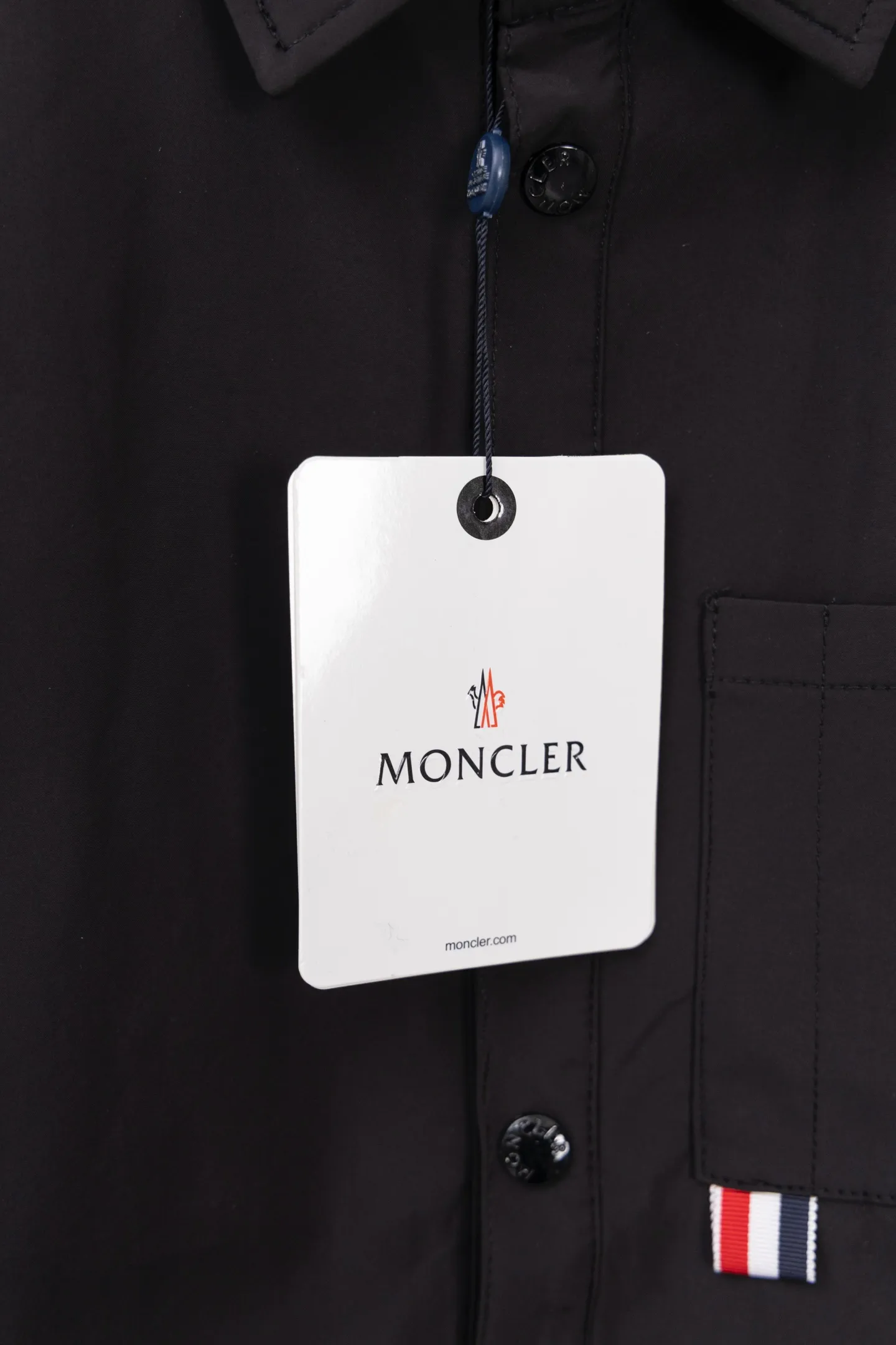 P310 Model number: M005 Moncler logo zipper shirt jacket. Customized high-quality cotton hidden pattern gabardine. Full of texture. Comfortable and close to the skin. The brown tone exudes restrained tenderness. The iconic Moncler logo embroidered logo is embellished on it to increase brand recognition. Simple and smooth lines. The zipper opening and closing also follows the principle of minimalism. Use simplicity as the pen and texture as the ink. Use the simplest elements to outline the most moving fashion picture. Process 1: Use imported special machine infrared to locate the "Moncler logo embroidery", the position is more accurate and strong. Process 2: Template machine to open the bag. The preset template guides the position, shape and size of the bag opening. The accuracy ensures the quality of the bag opening effect. Process 3: The fabrics have been washed and have a better hand feel. Not easy to deform, not easy to shrink, not easy to fade, and maintain long-term beauty. Color: navy black Size: S-XL